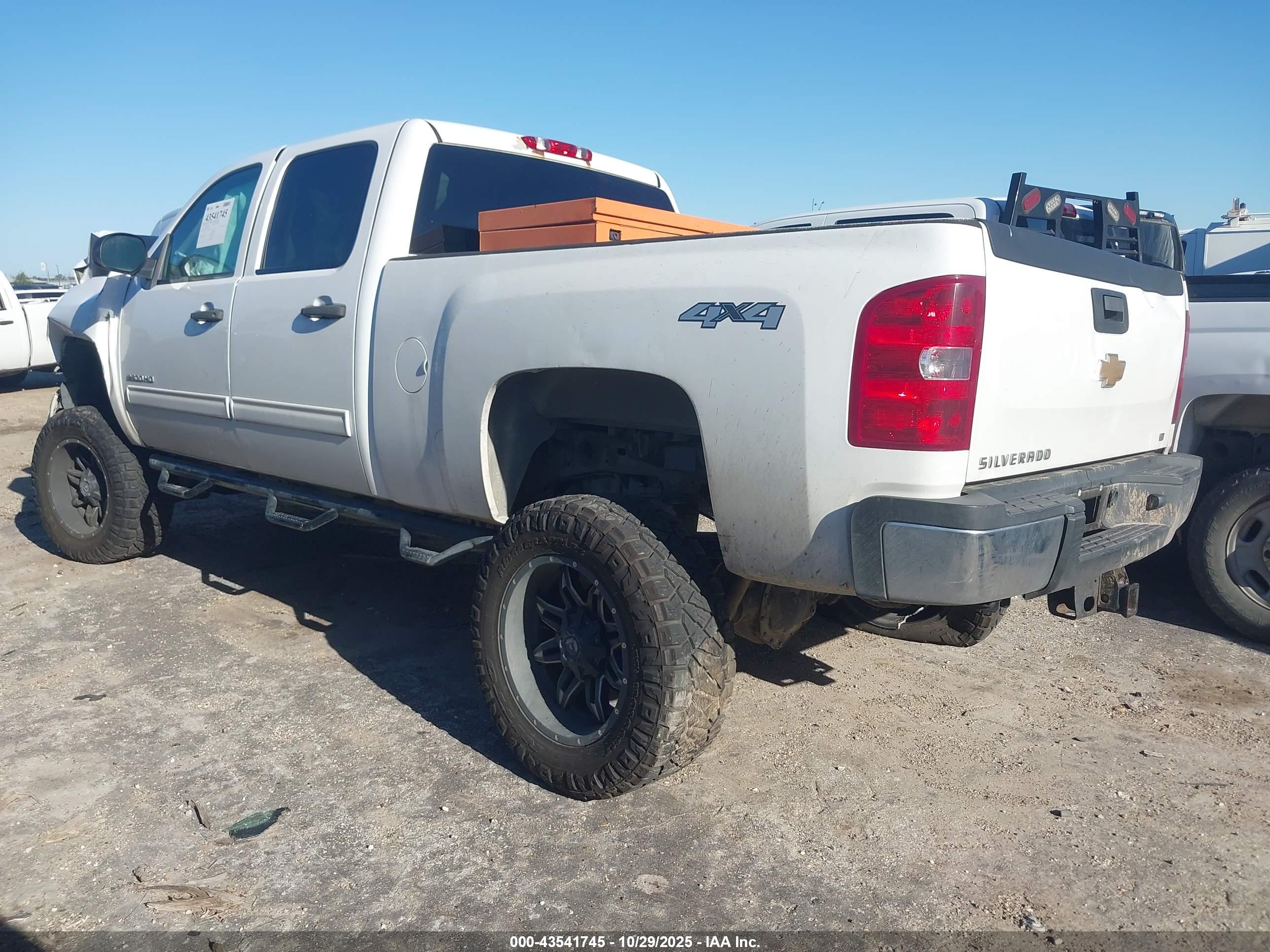 CHEVROLET SILVERADO image 3