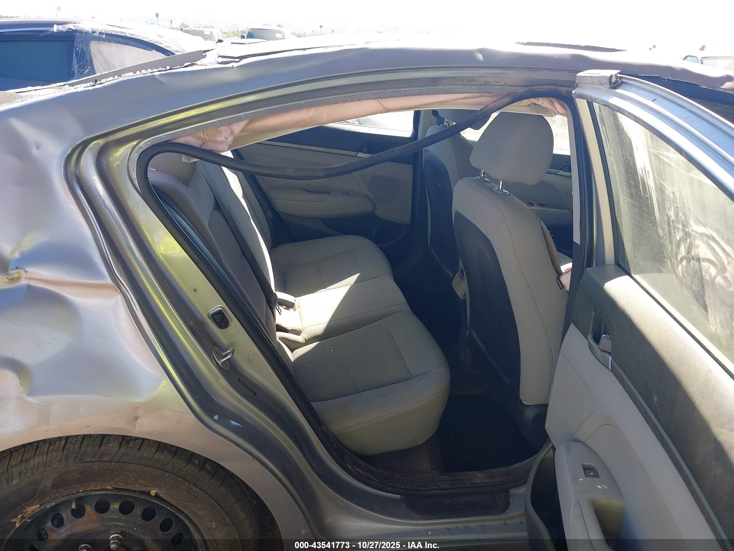 HYUNDAI ELANTRA image 8