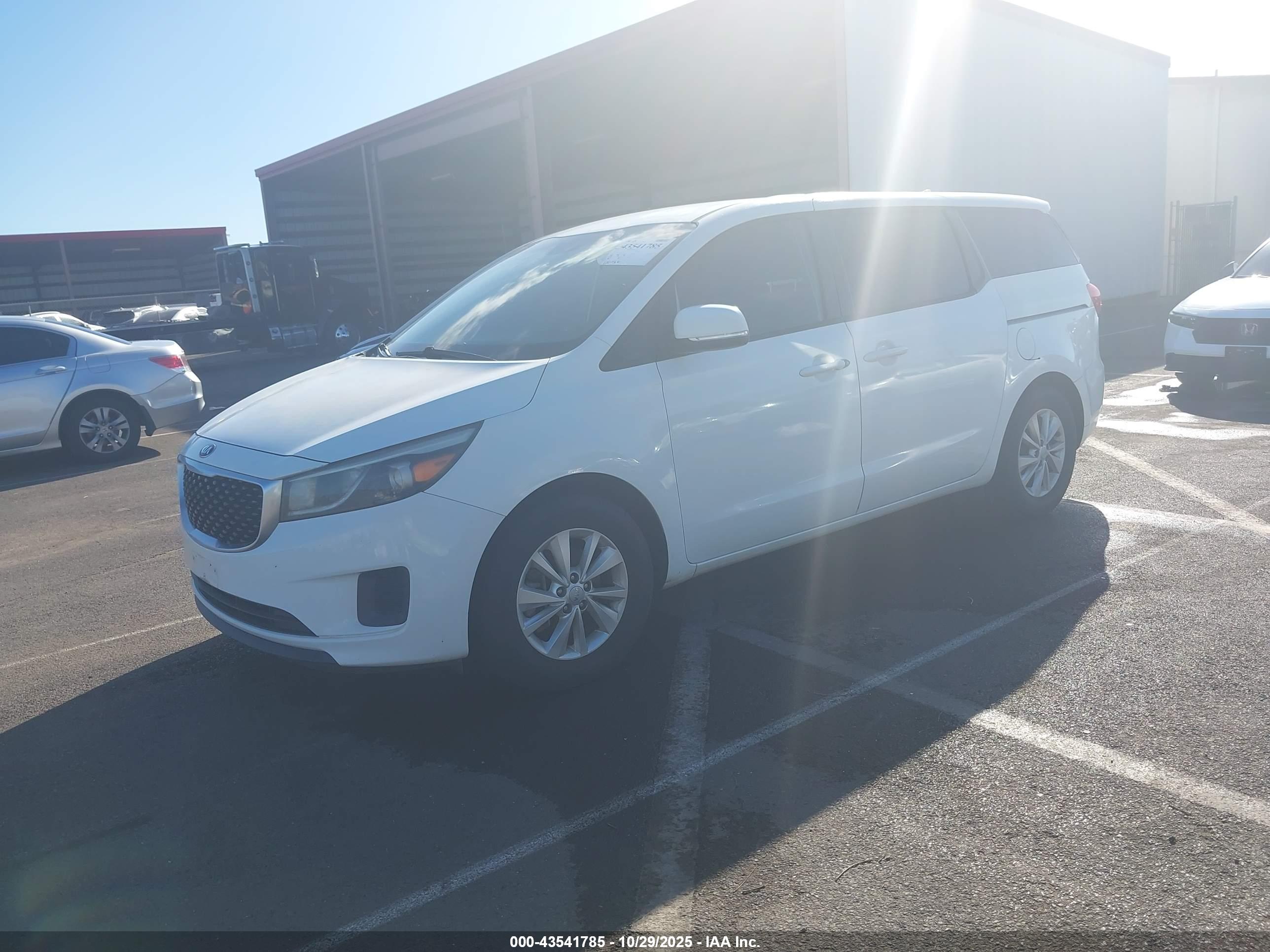 KIA SEDONA image 2