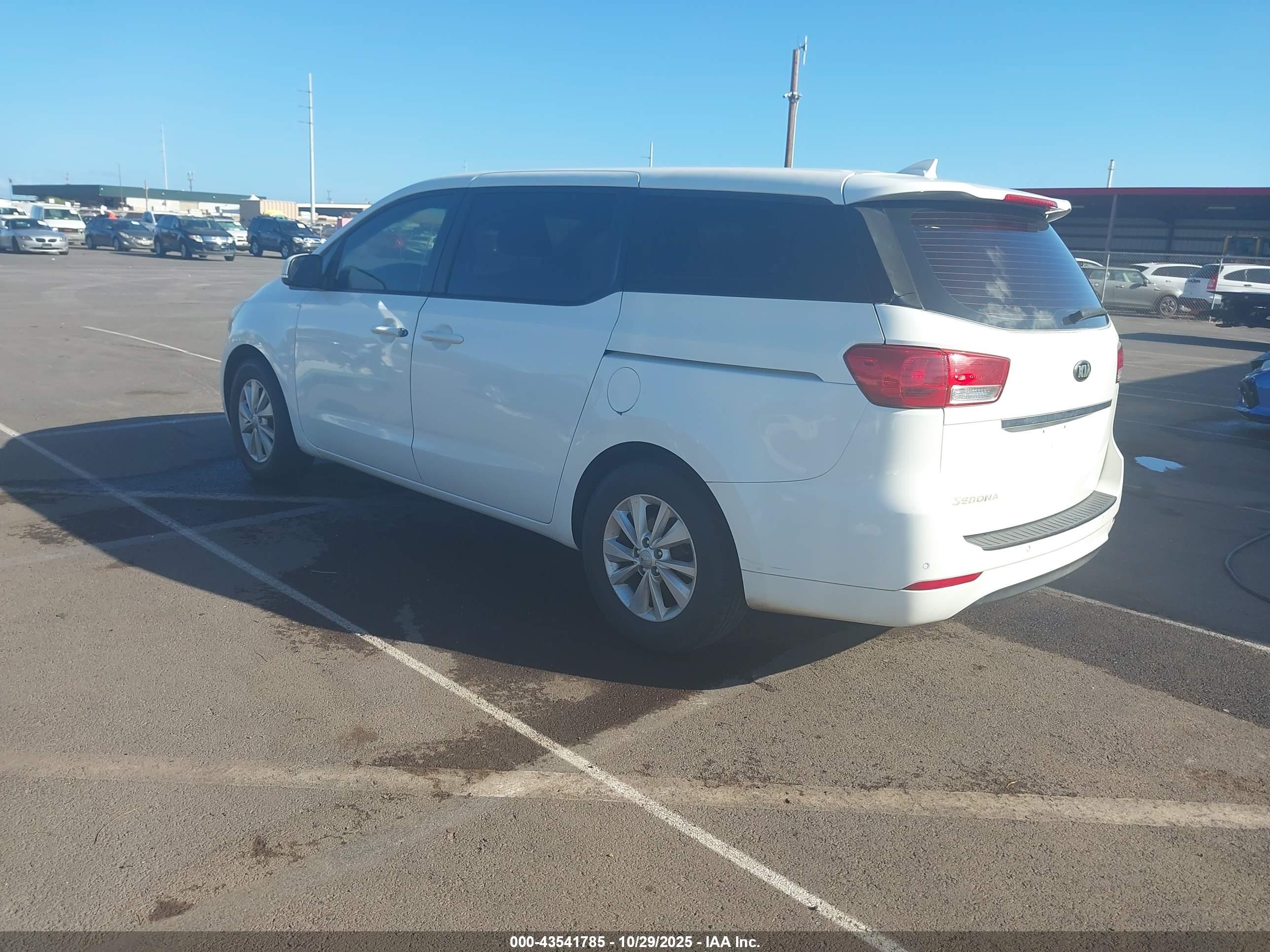KIA SEDONA image 3
