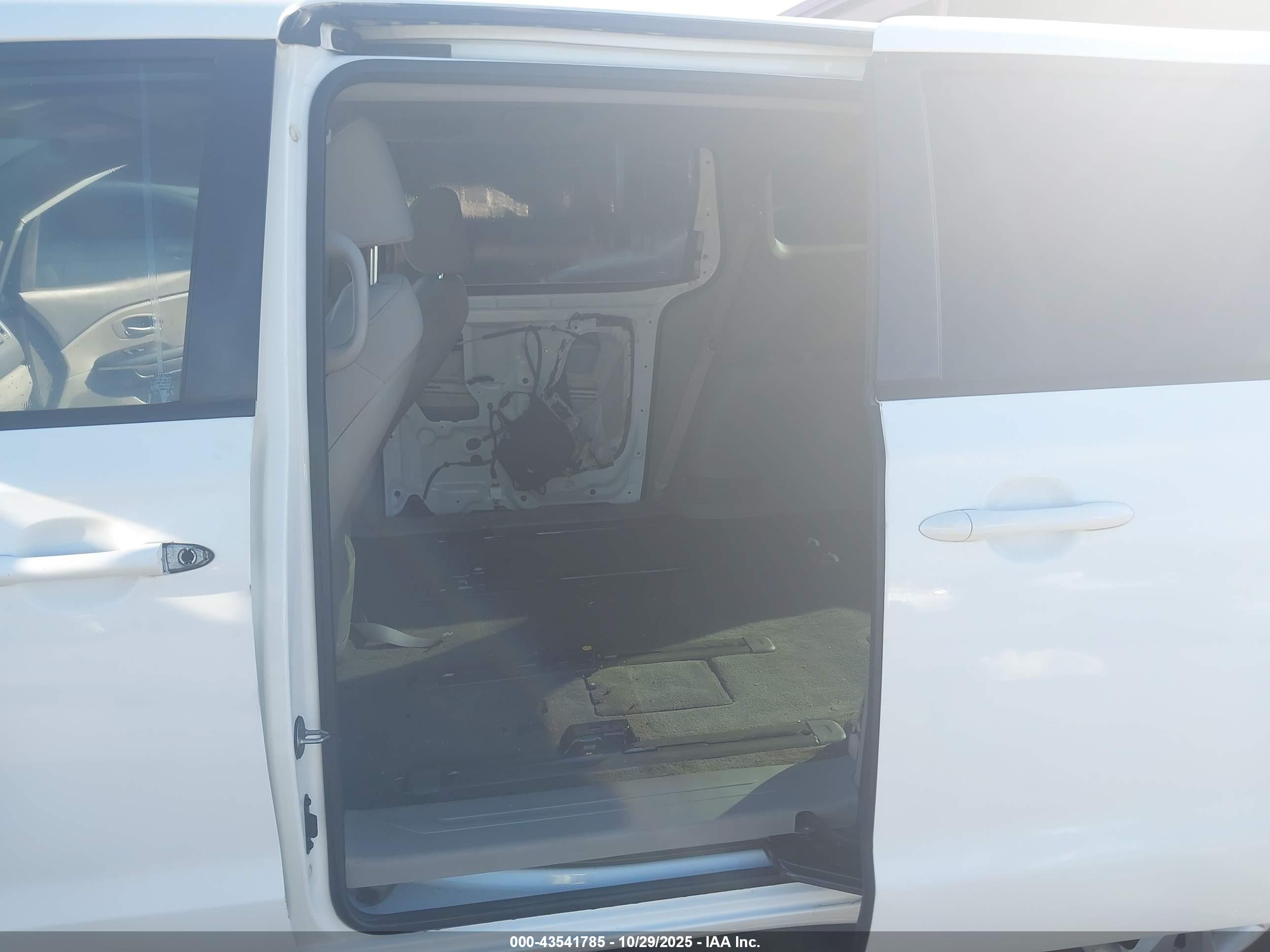 KIA SEDONA image 8