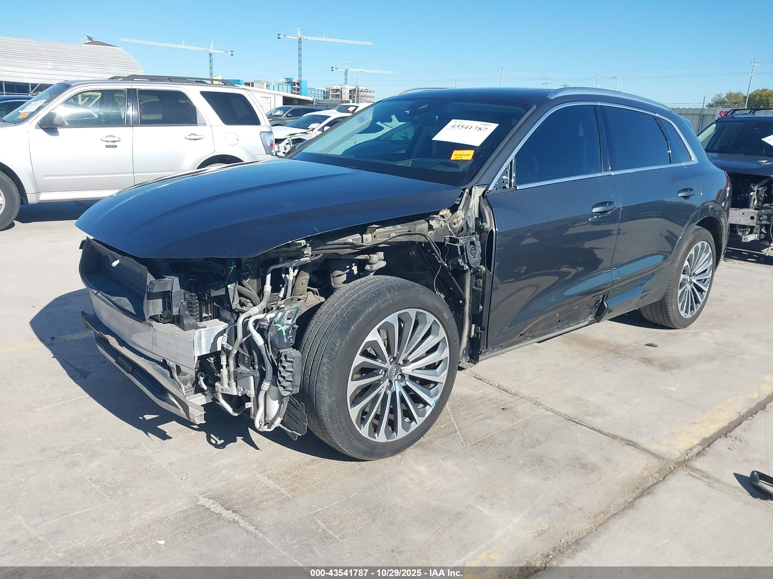 AUDI E-TRON image 2