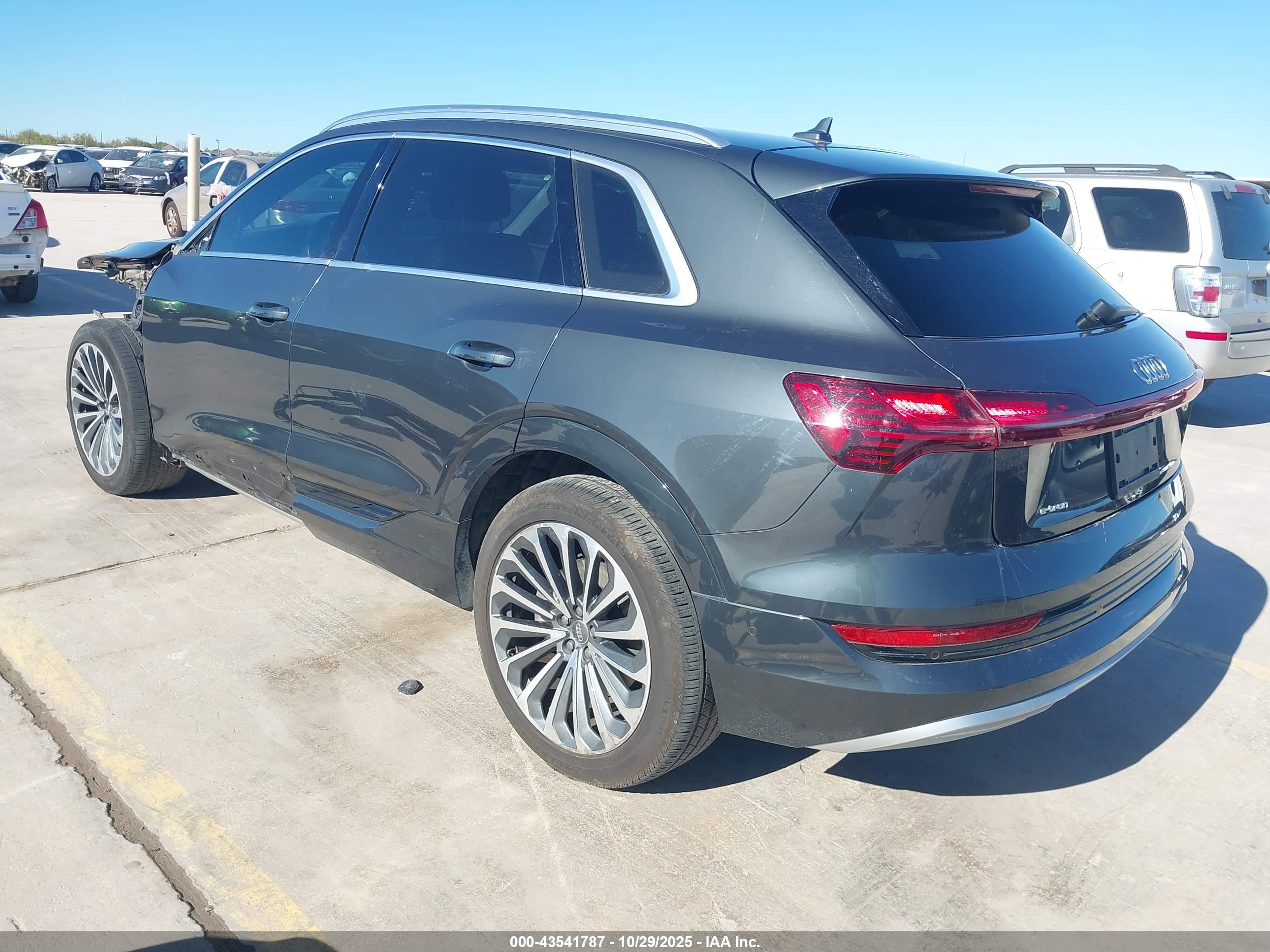 AUDI E-TRON image 3