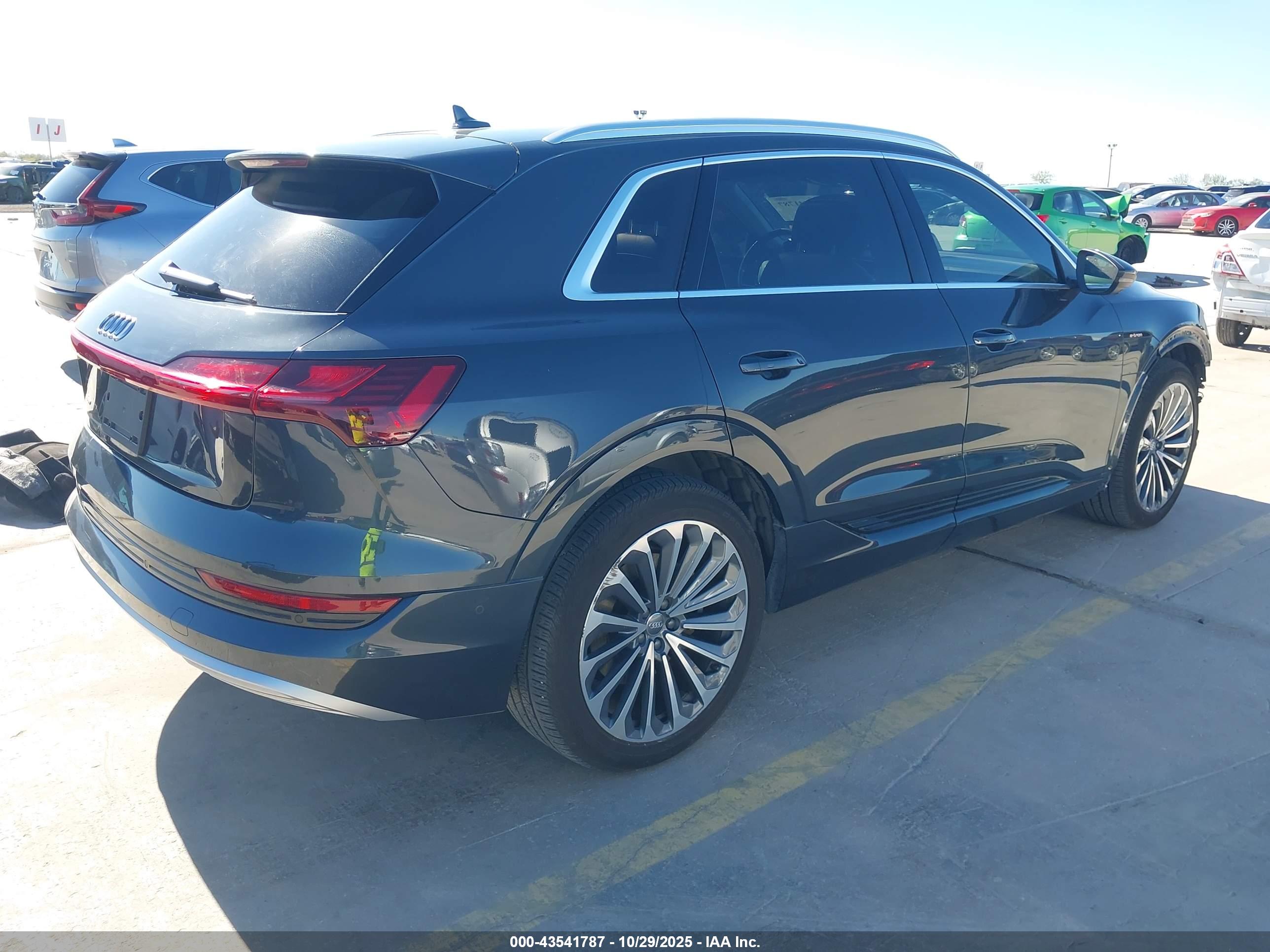 AUDI E-TRON image 4