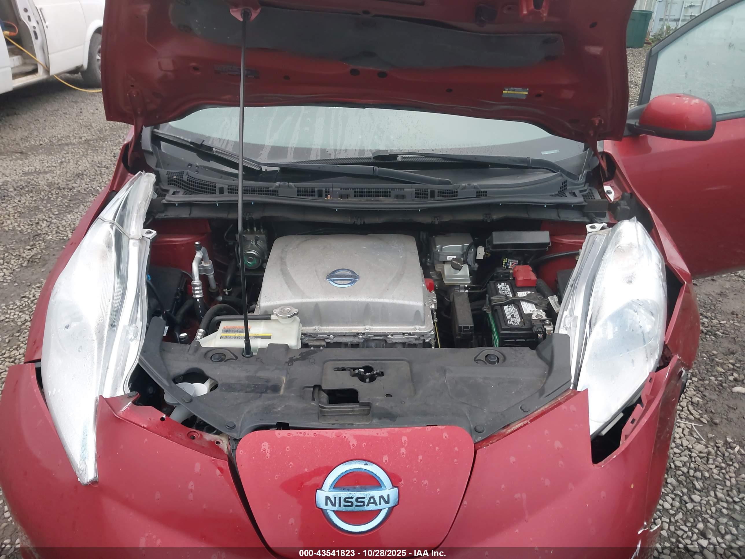 NISSAN LEAF image 10