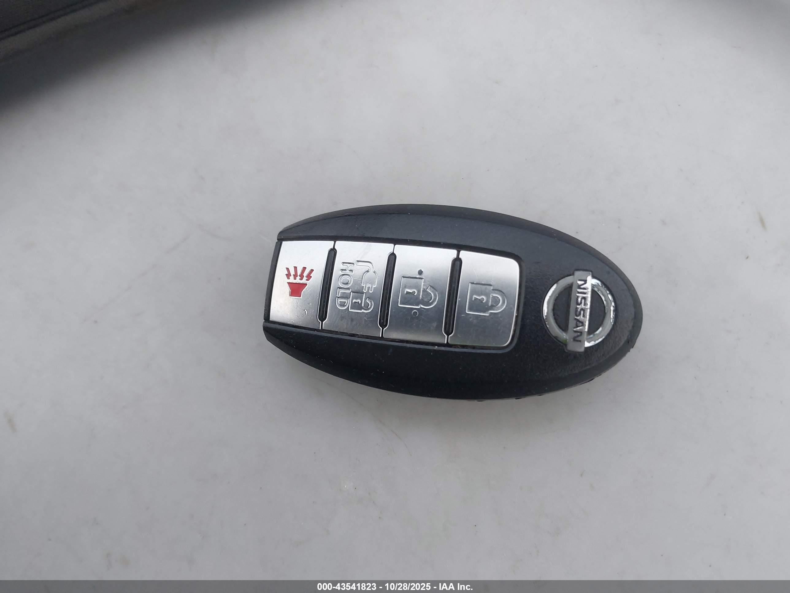 NISSAN LEAF image 11