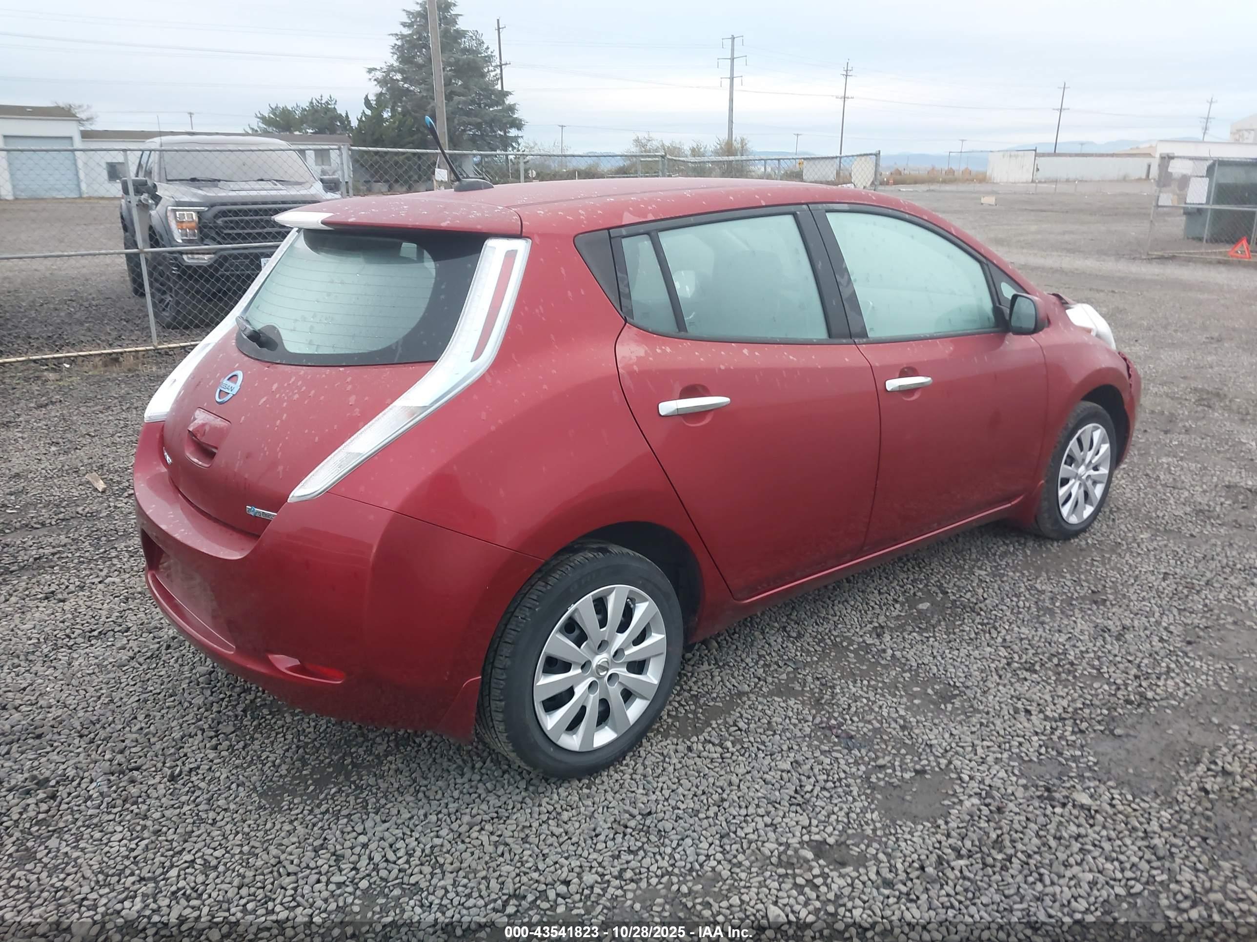 NISSAN LEAF image 4