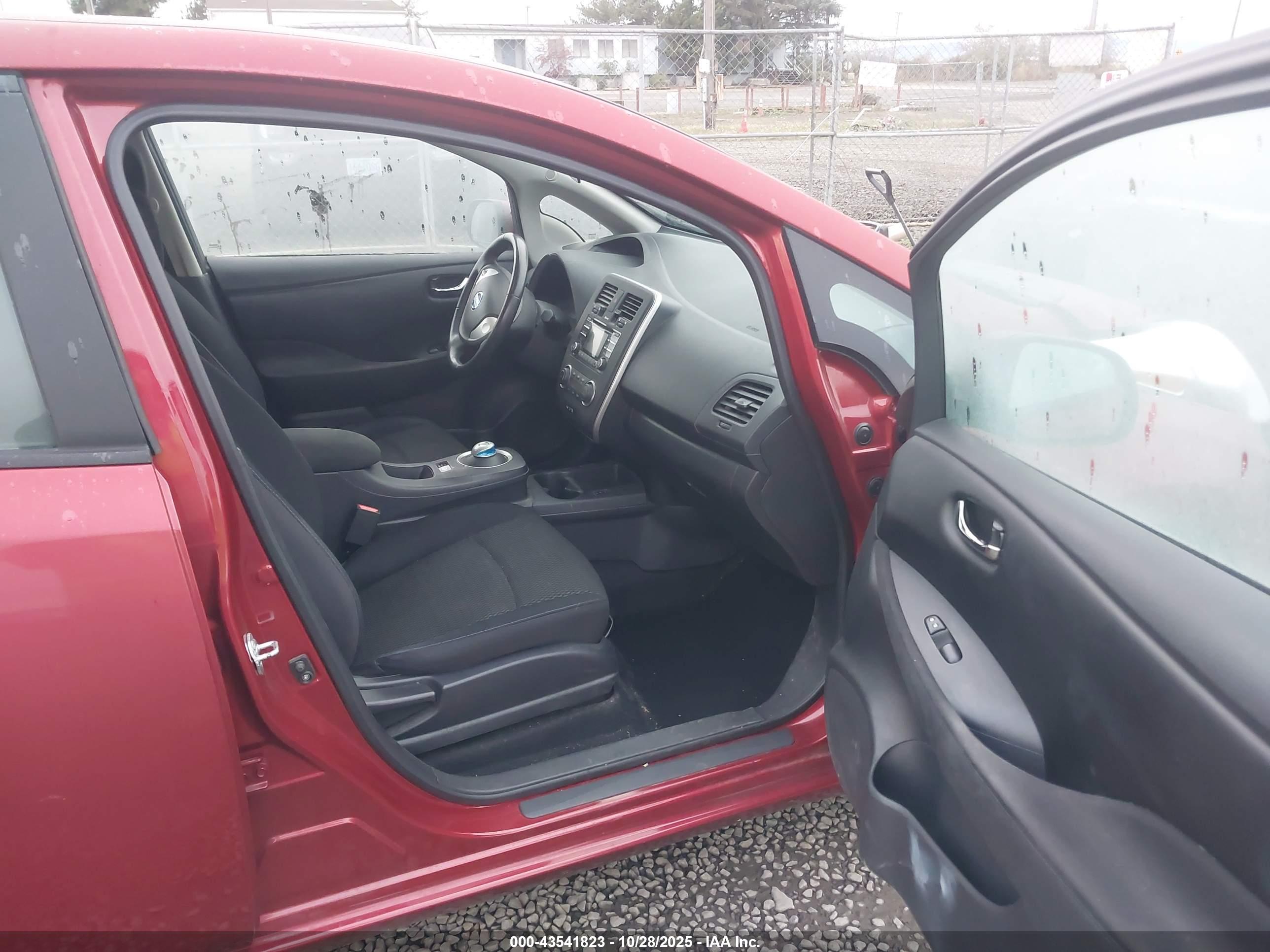 NISSAN LEAF image 5