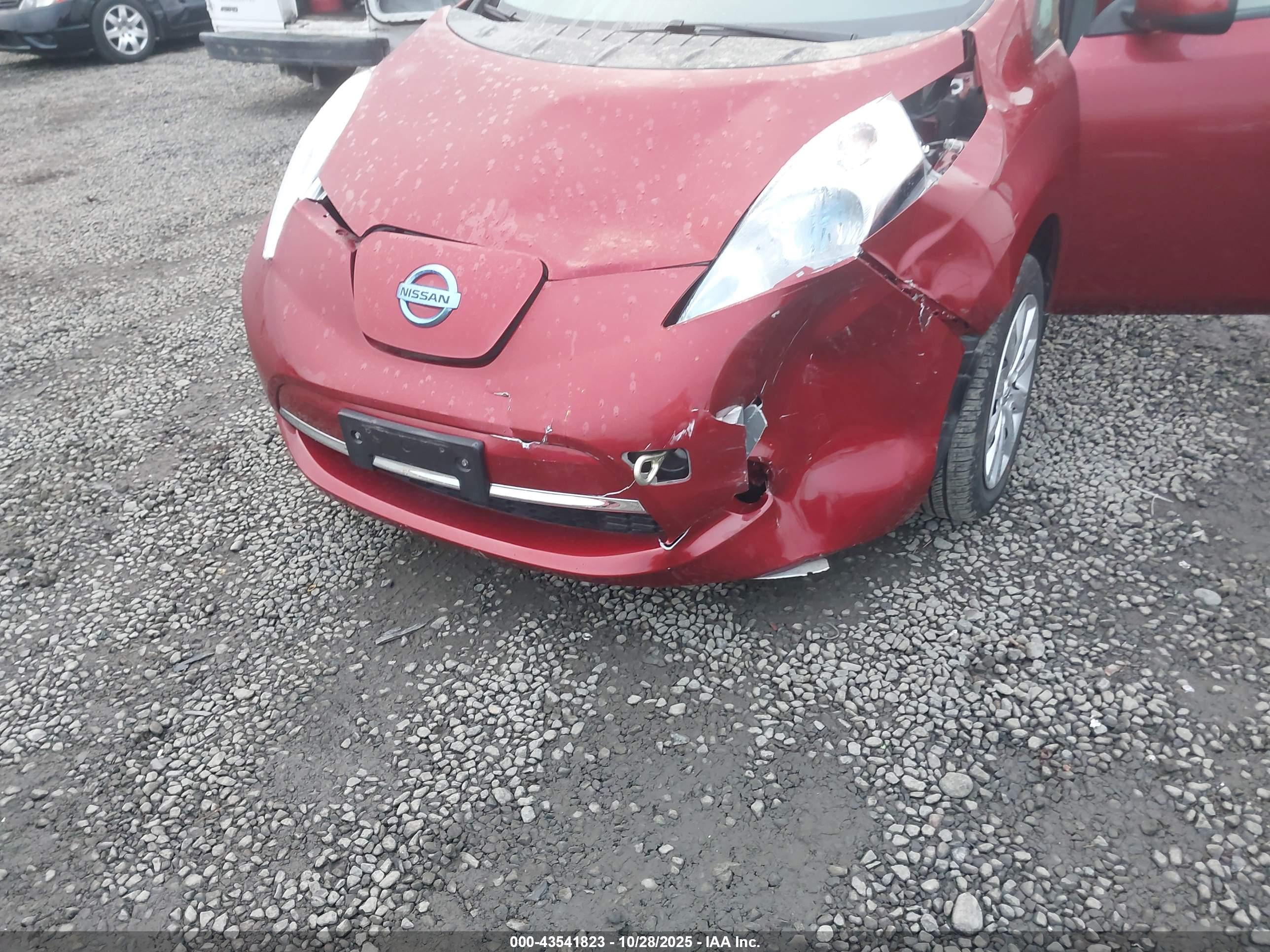 NISSAN LEAF image 6