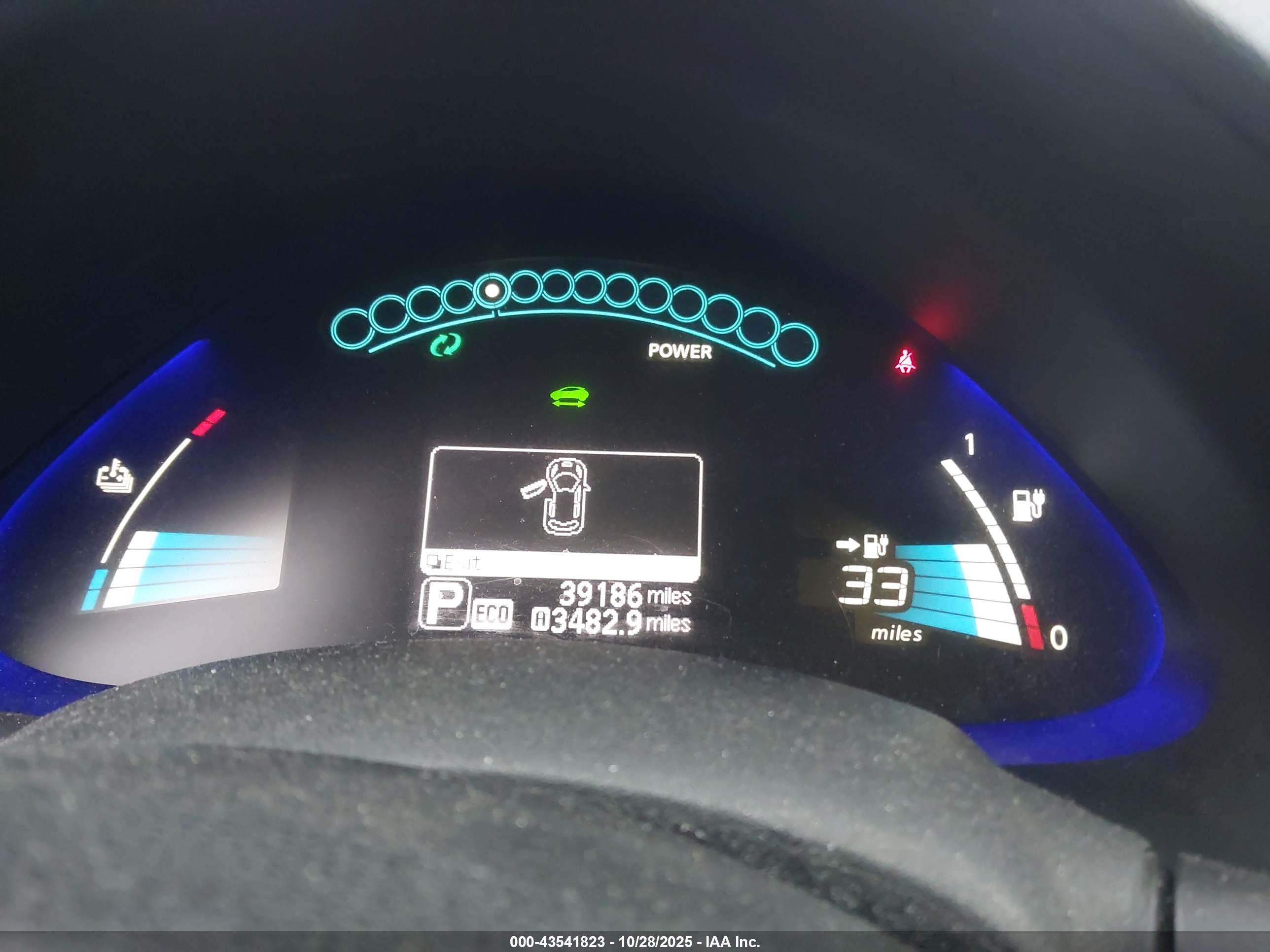 NISSAN LEAF image 7