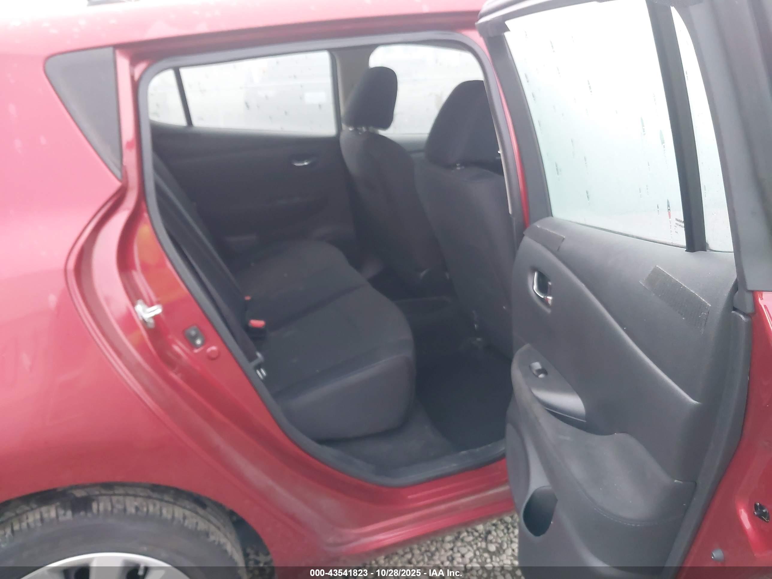 NISSAN LEAF image 8
