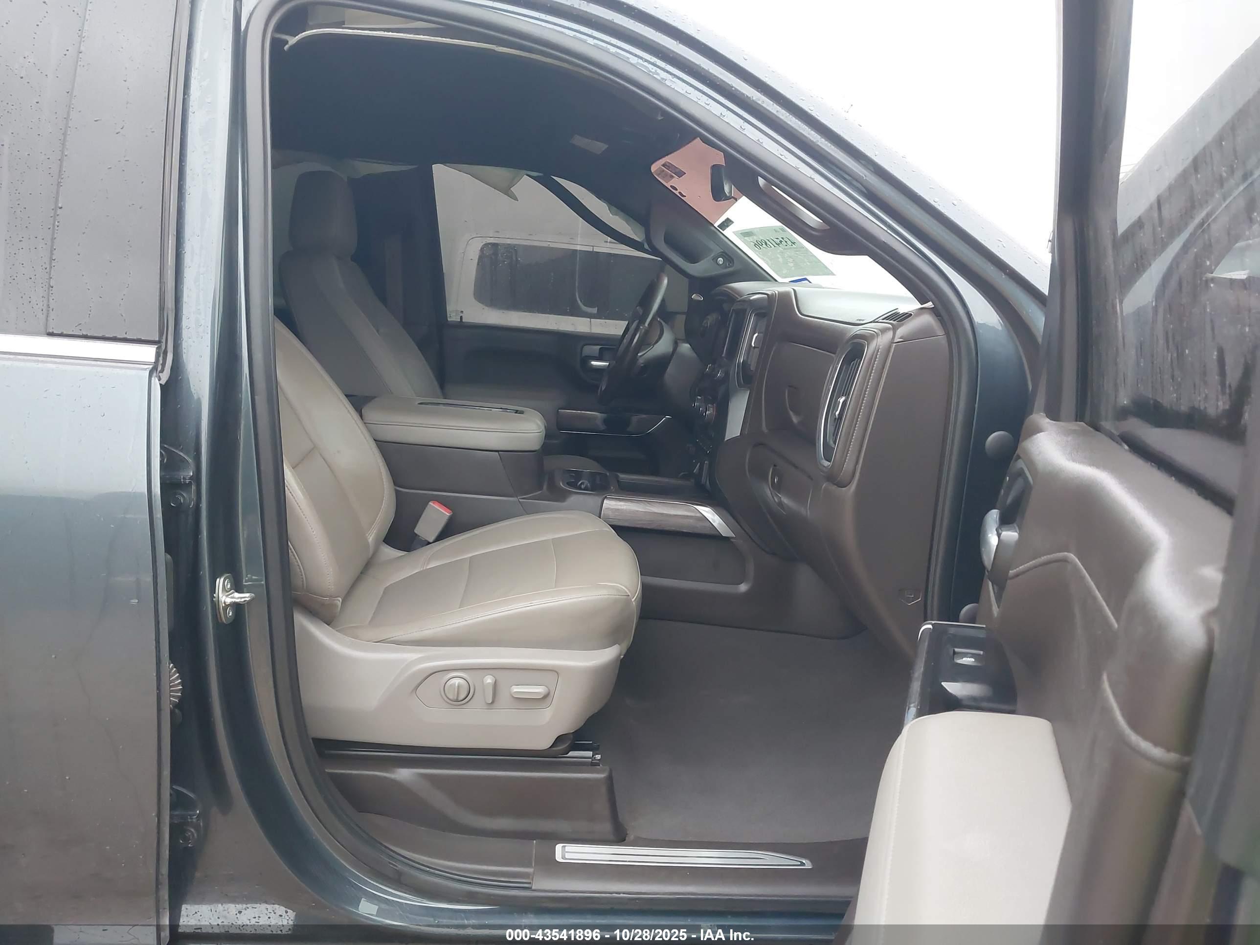 CHEVROLET SILVERADO image 5