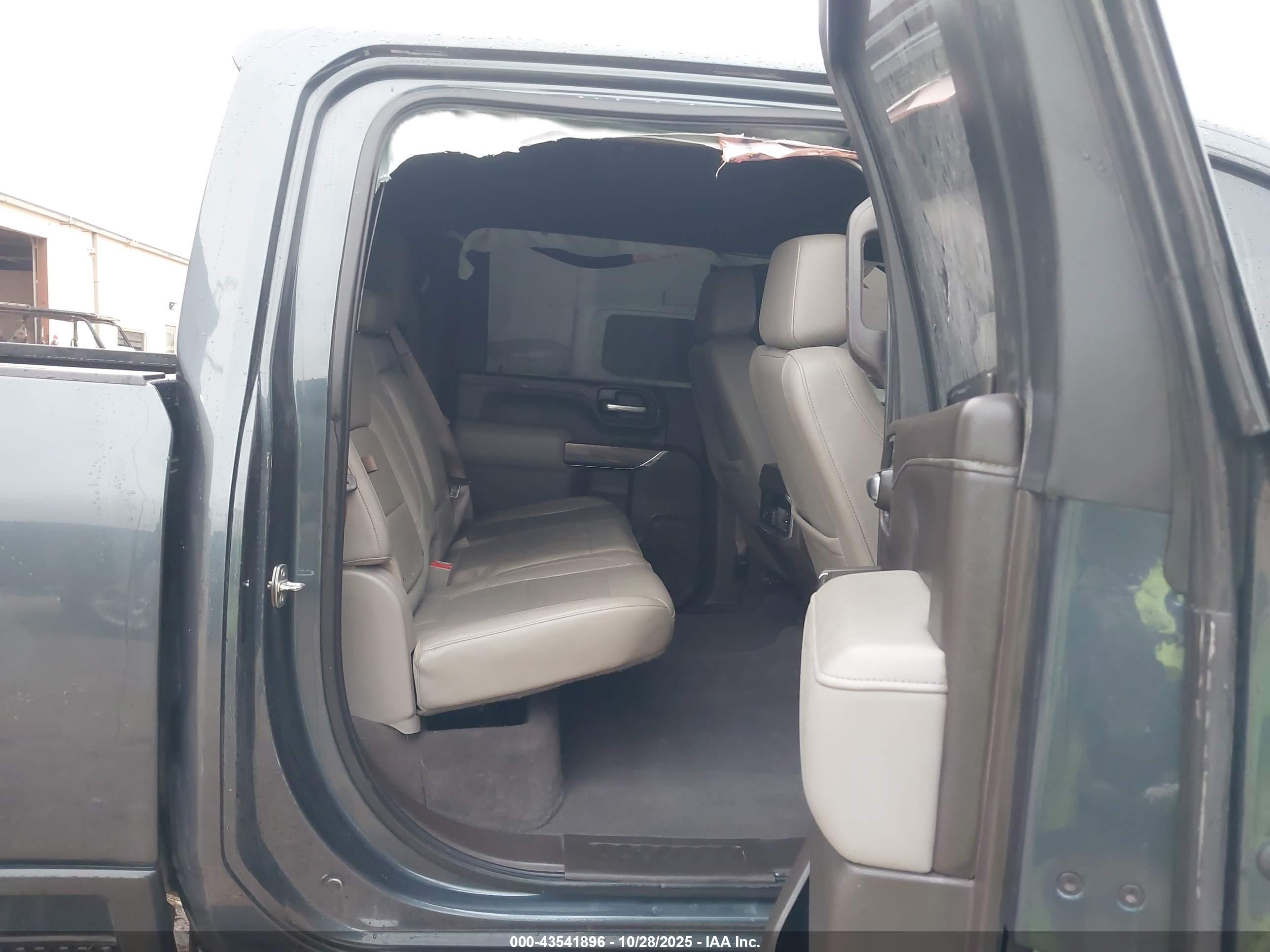 CHEVROLET SILVERADO image 8