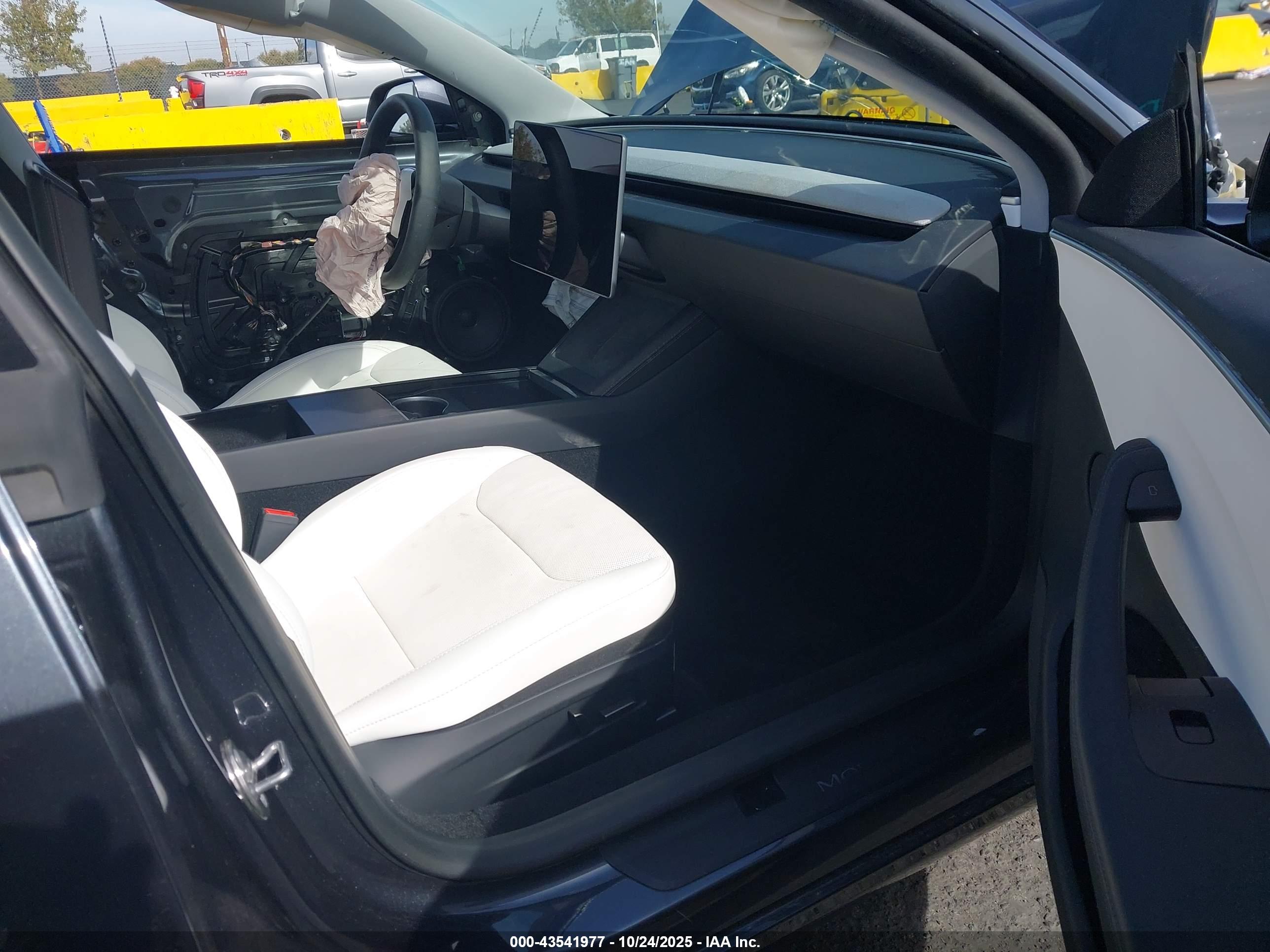 TESLA MODEL image 5