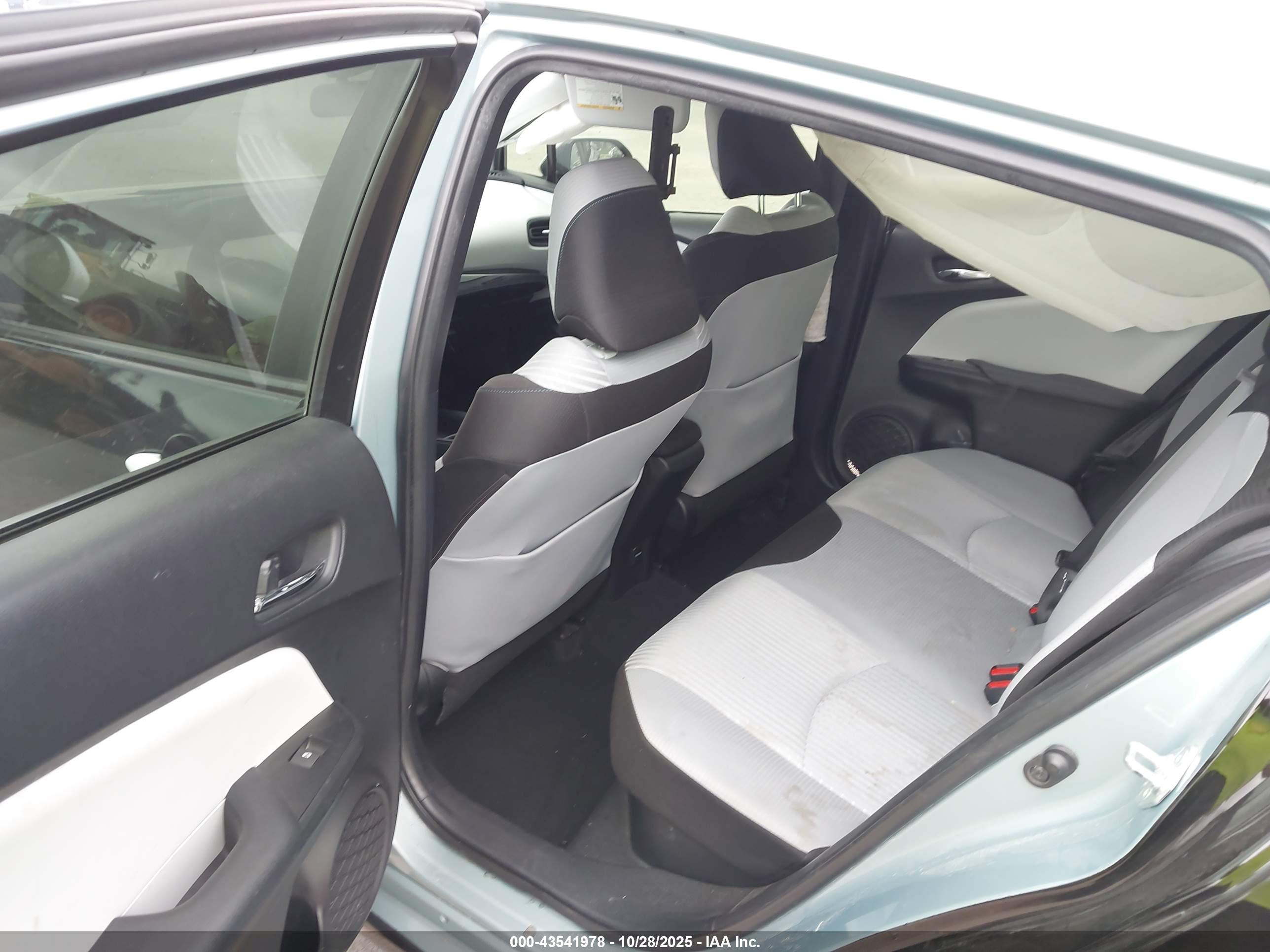 TOYOTA PRIUS image 8