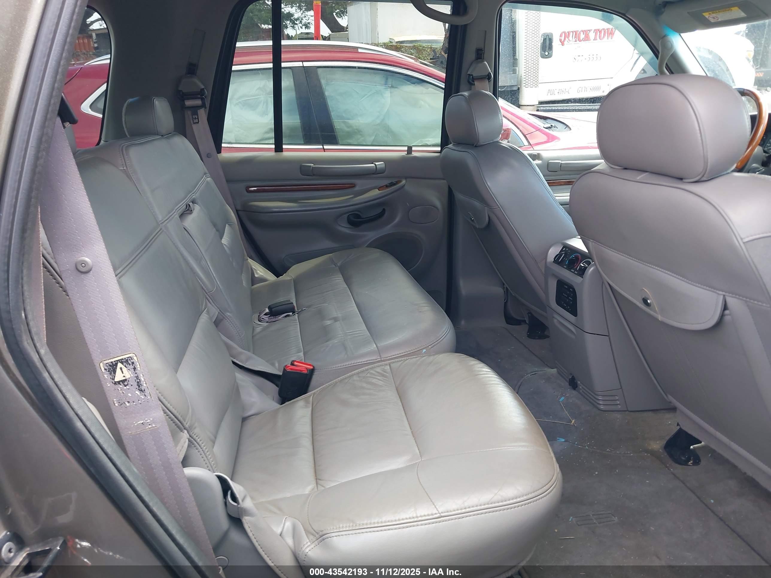 LINCOLN NAVIGATOR image 8