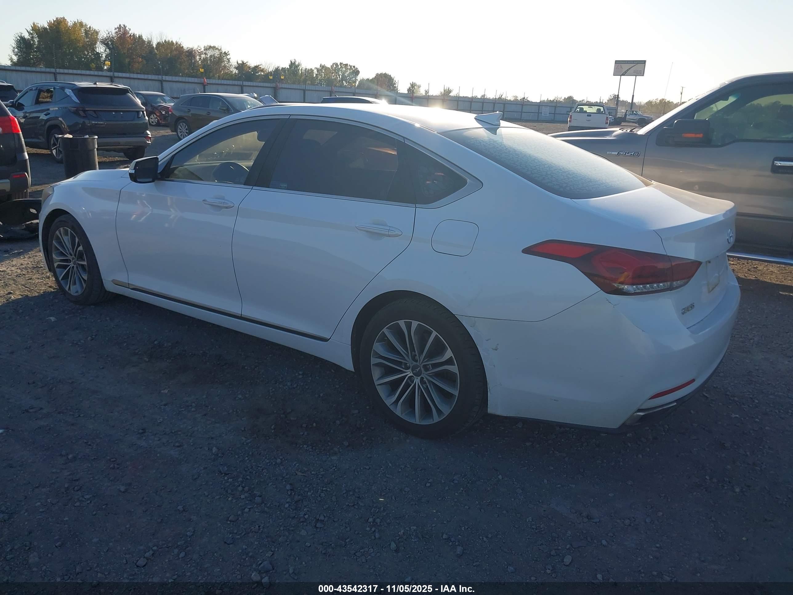 HYUNDAI GENESIS image 3