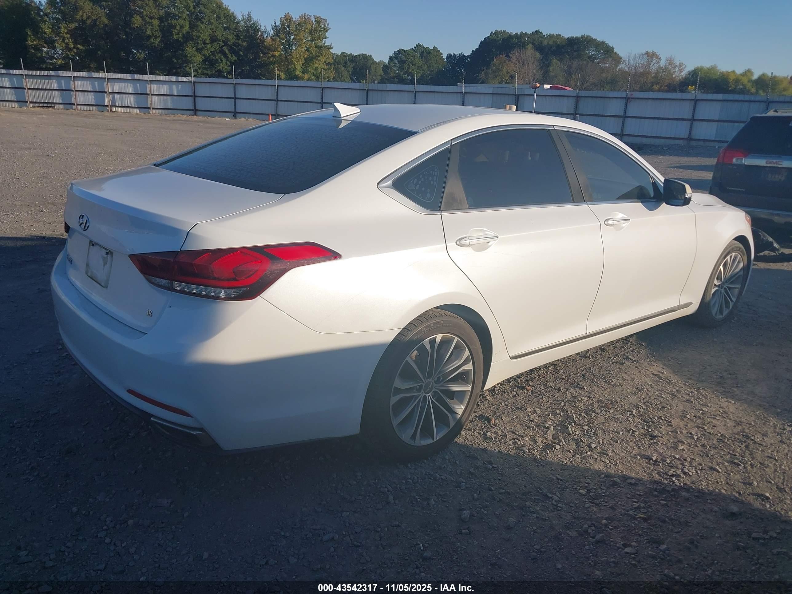 HYUNDAI GENESIS image 4