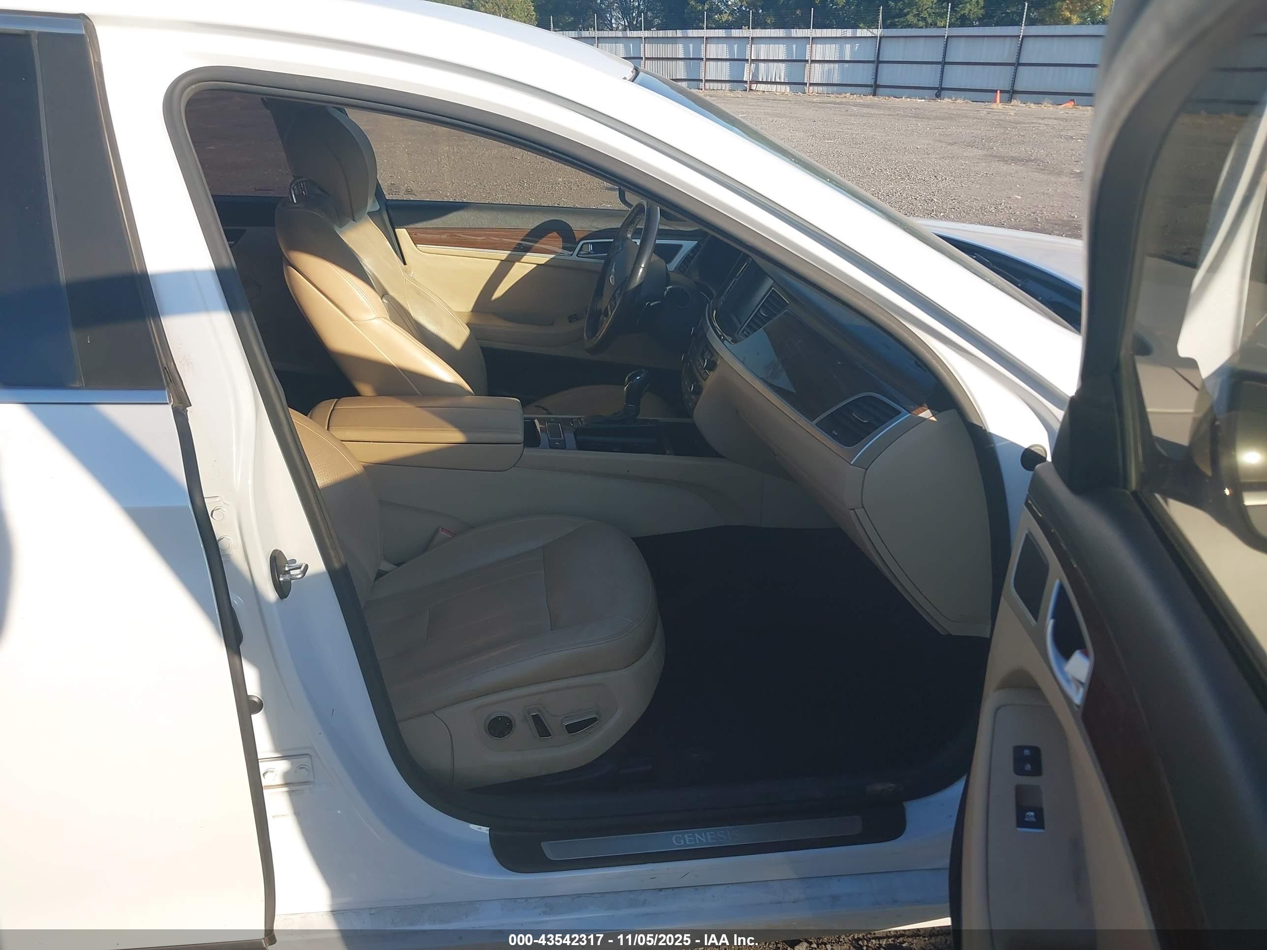 HYUNDAI GENESIS image 5