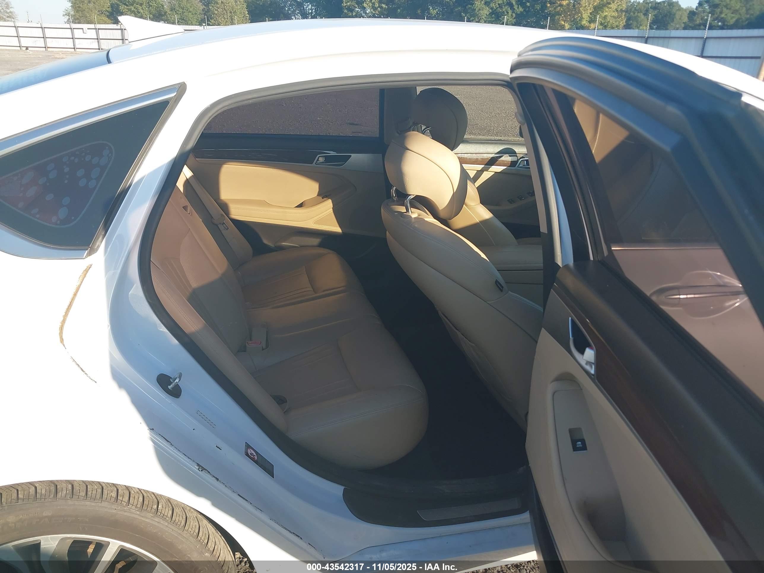 HYUNDAI GENESIS image 8
