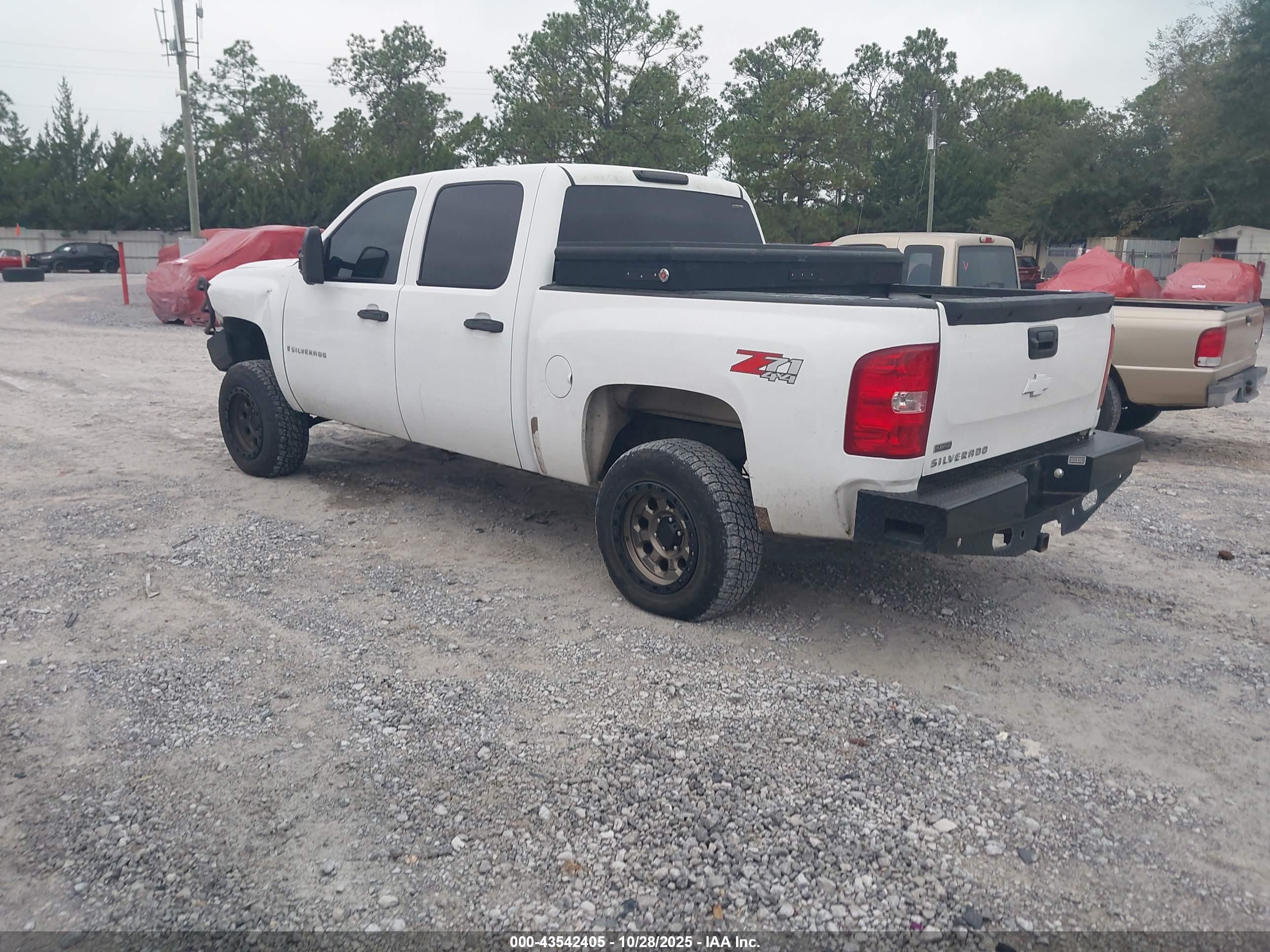 CHEVROLET SILVERADO image 3