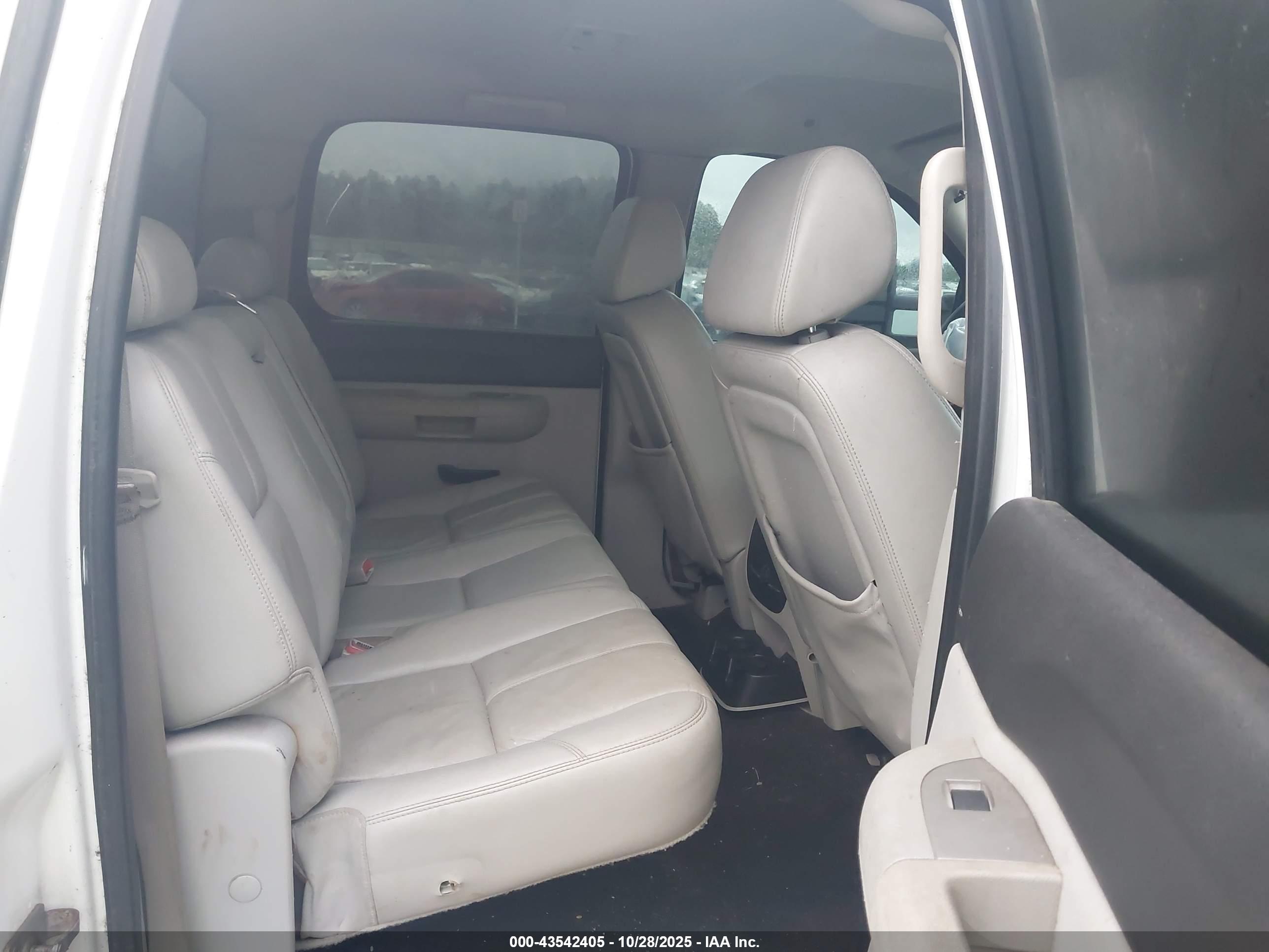 CHEVROLET SILVERADO image 8