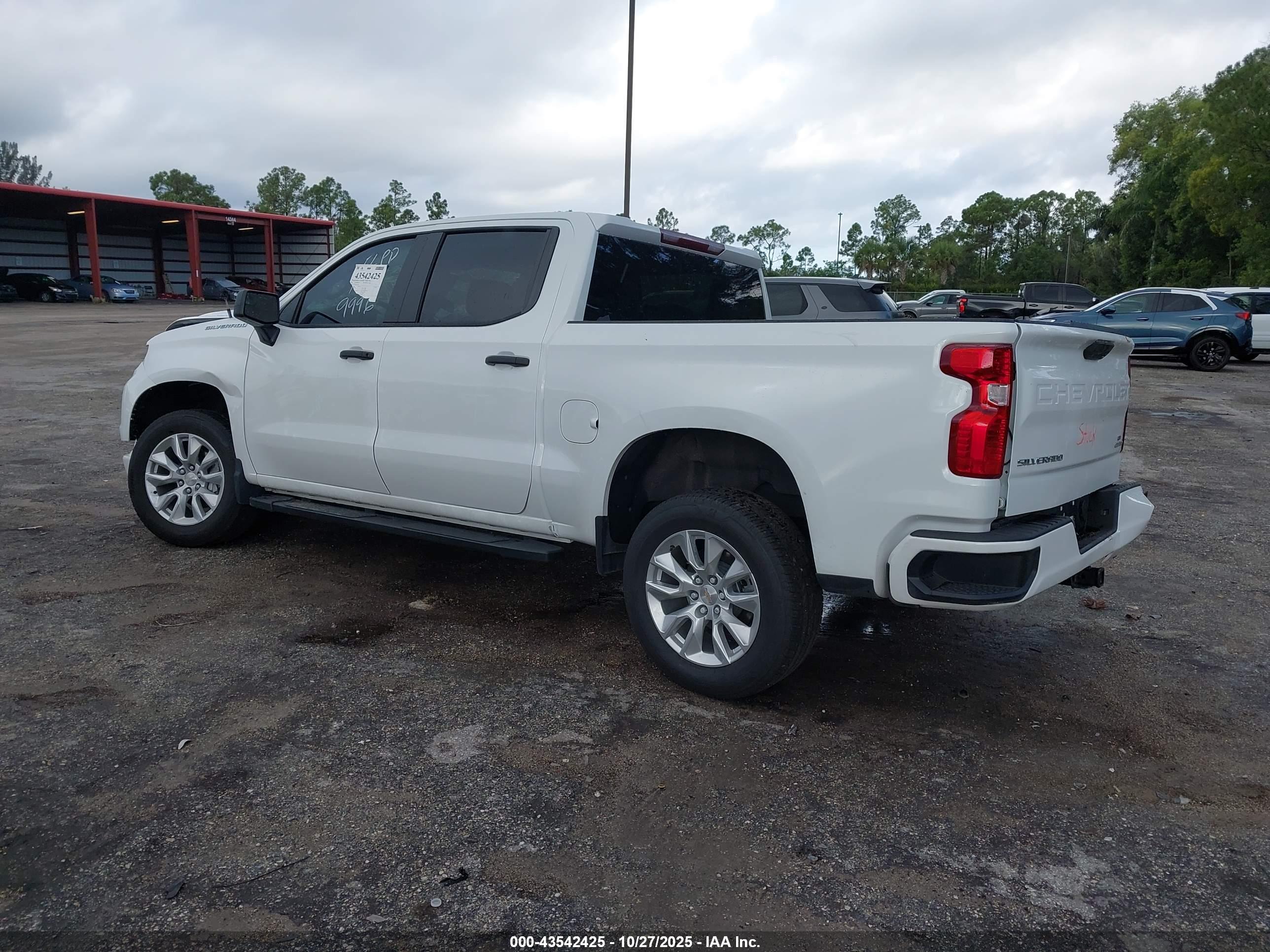 CHEVROLET SILVERADO image 3