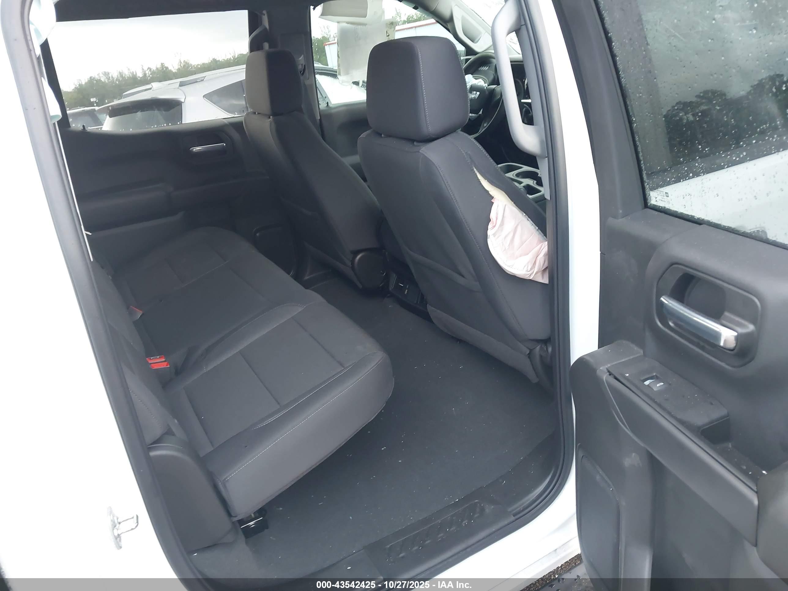 CHEVROLET SILVERADO image 8