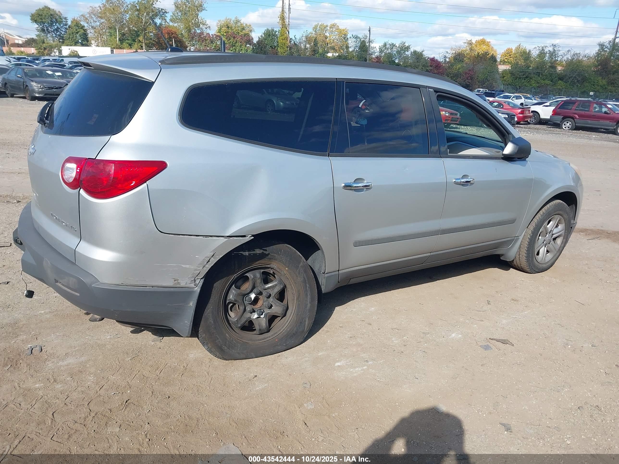 CHEVROLET TRAVERSE image 4