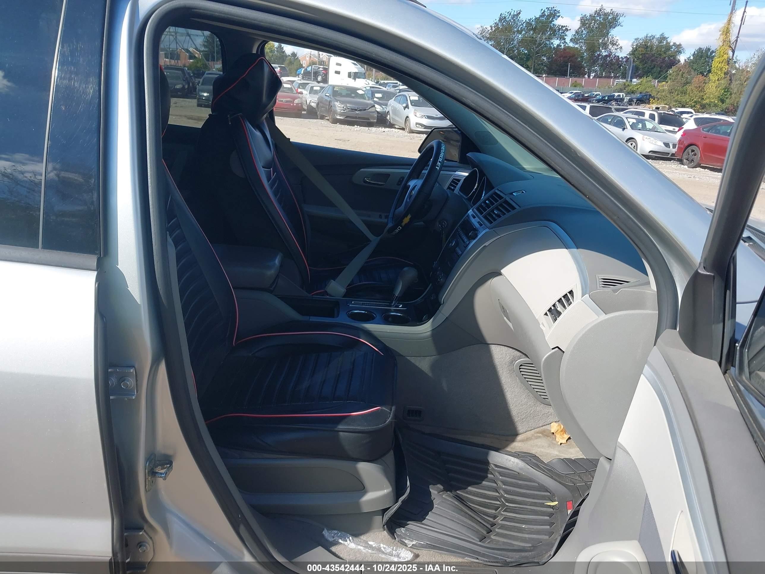 CHEVROLET TRAVERSE image 5