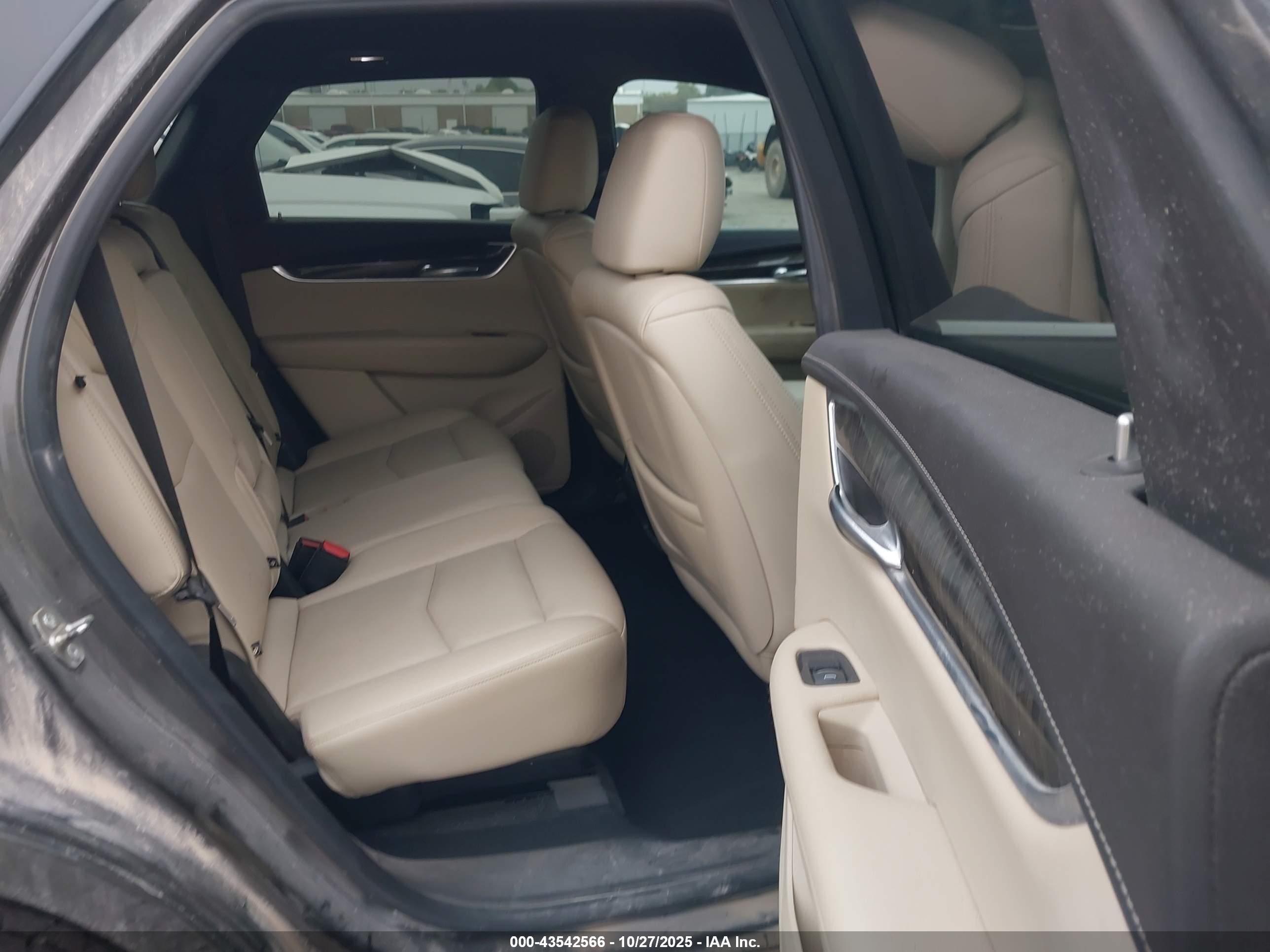 CADILLAC XT5 image 8