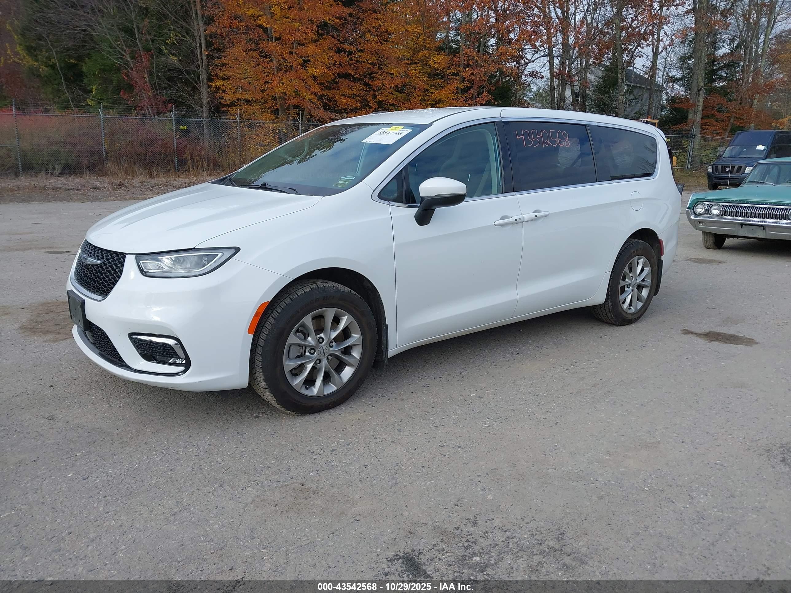 CHRYSLER PACIFICA image 2