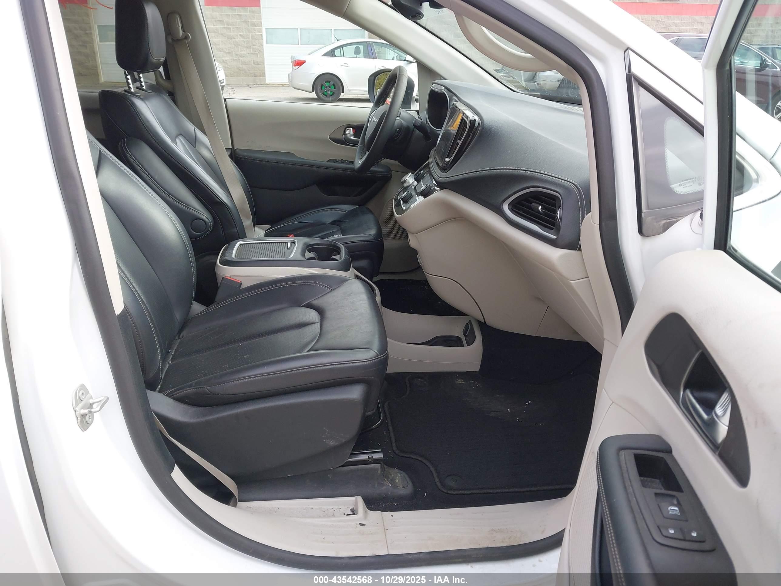 CHRYSLER PACIFICA image 5