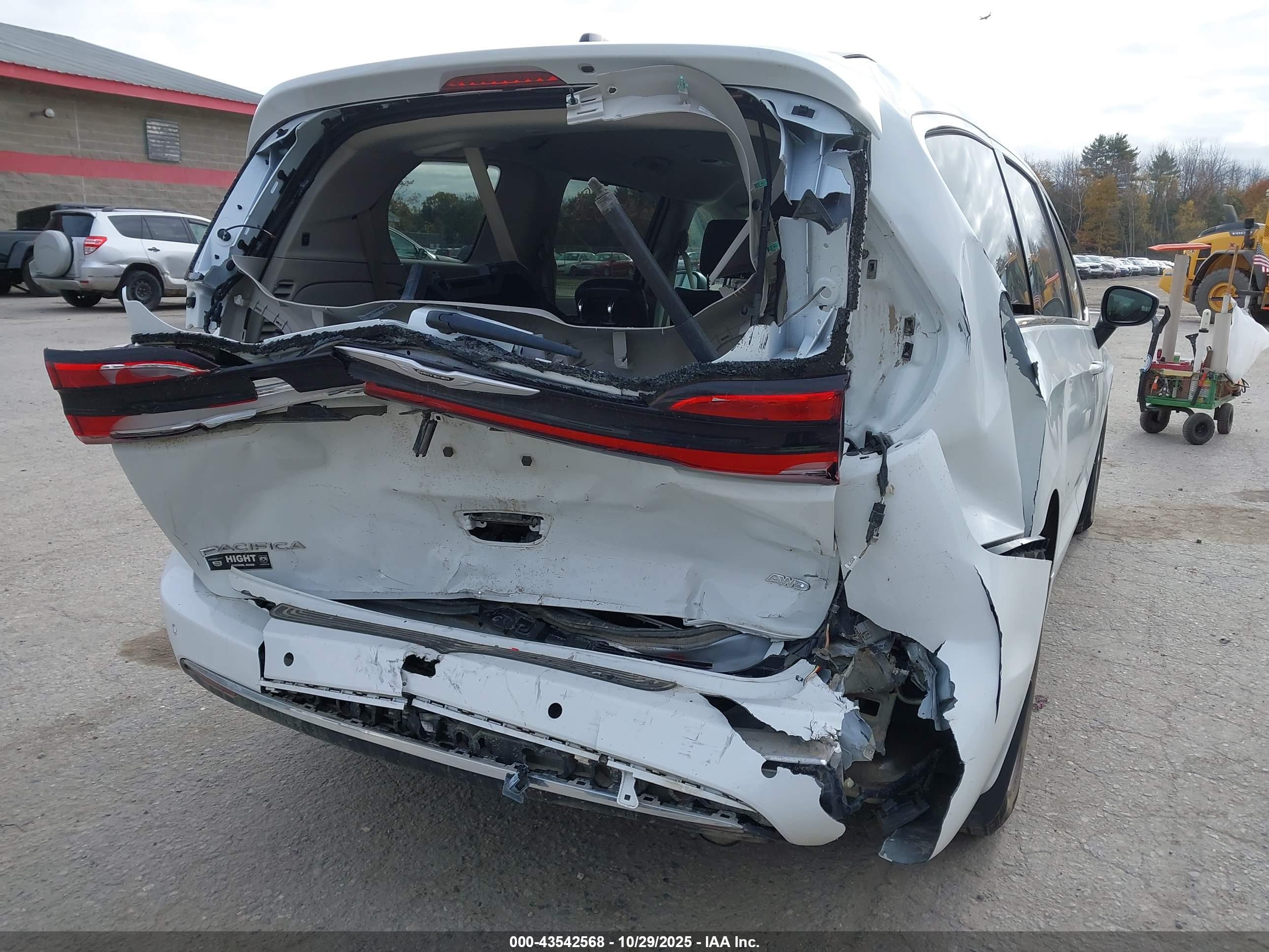 CHRYSLER PACIFICA image 6