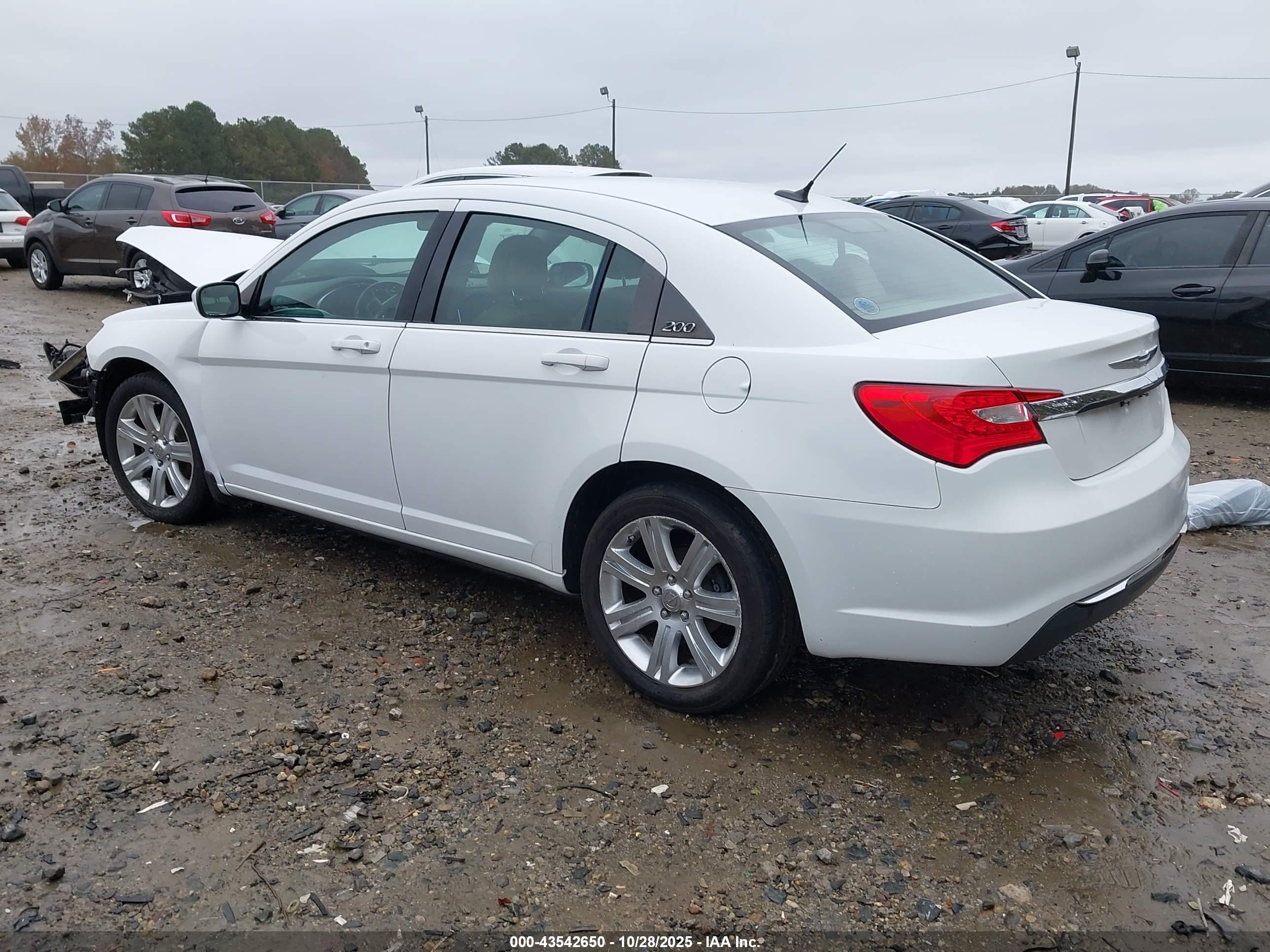 CHRYSLER 200 image 3