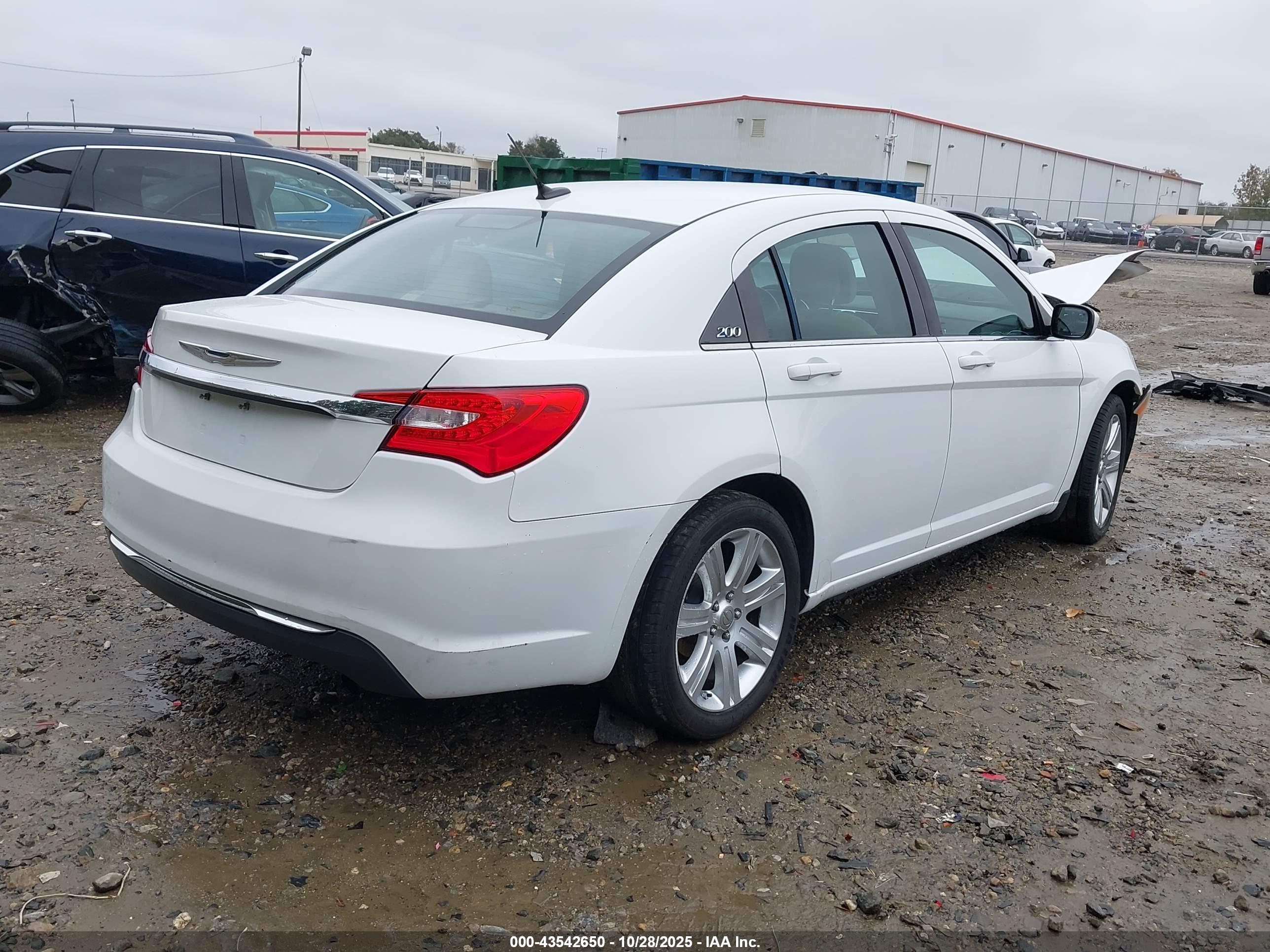 CHRYSLER 200 image 4