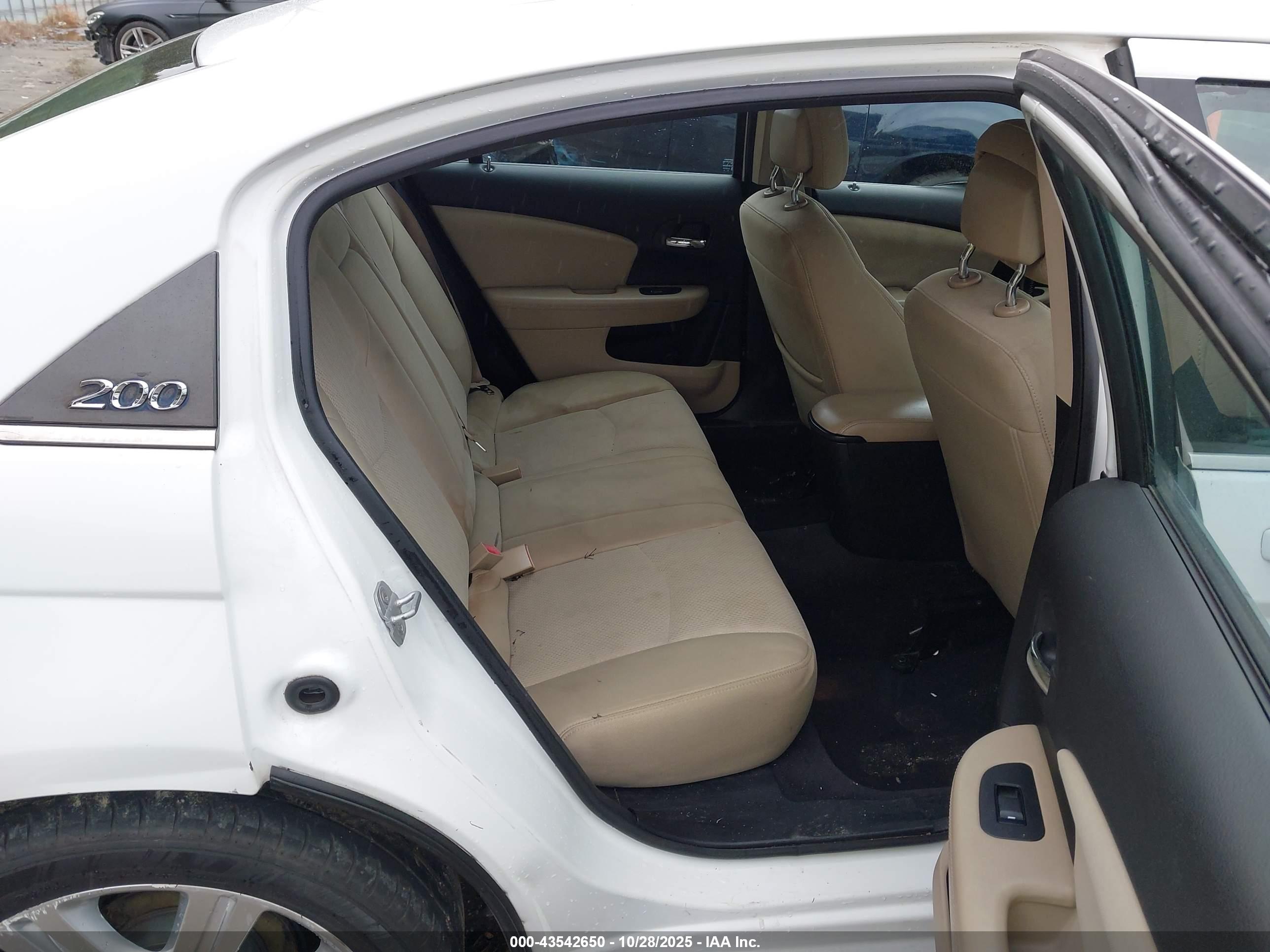 CHRYSLER 200 image 8