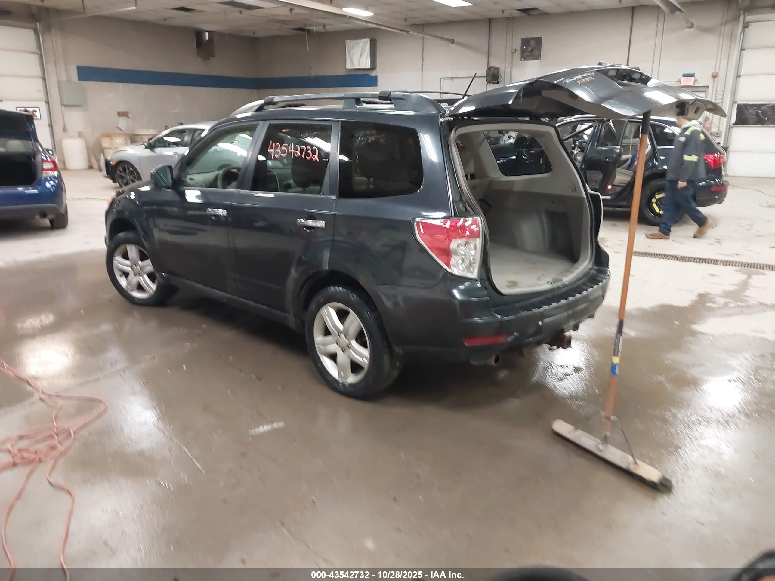 SUBARU FORESTER image 3