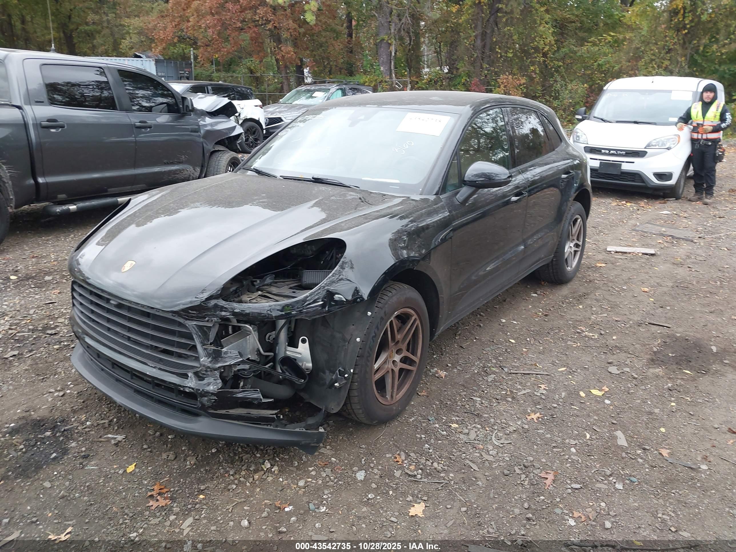 PORSCHE MACAN image 2