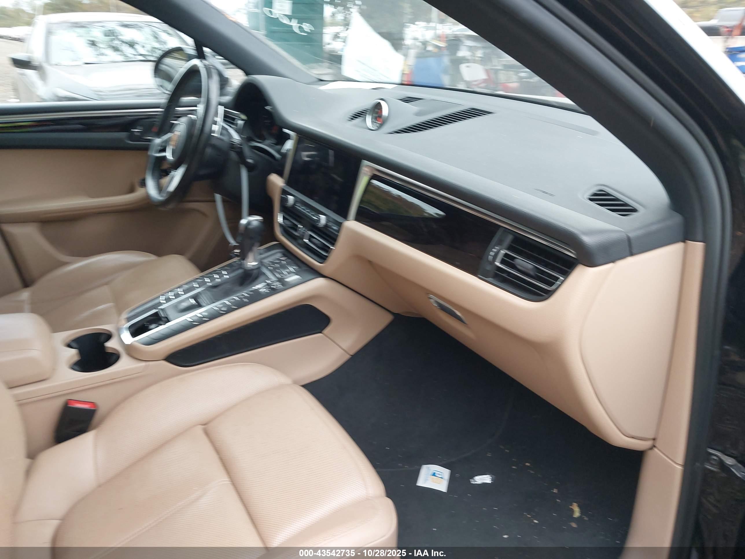 PORSCHE MACAN image 5