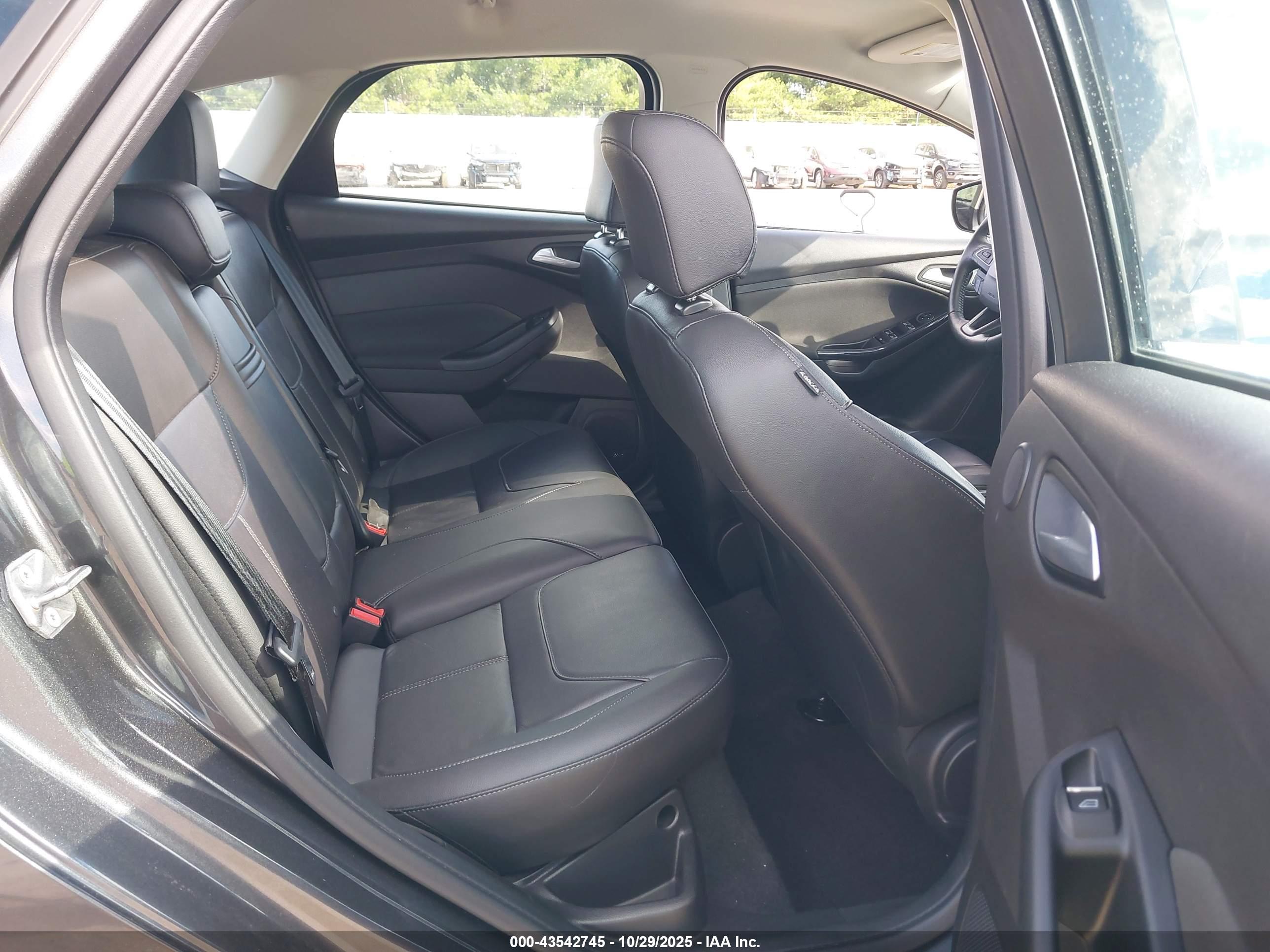 FORD FOCUS image 8