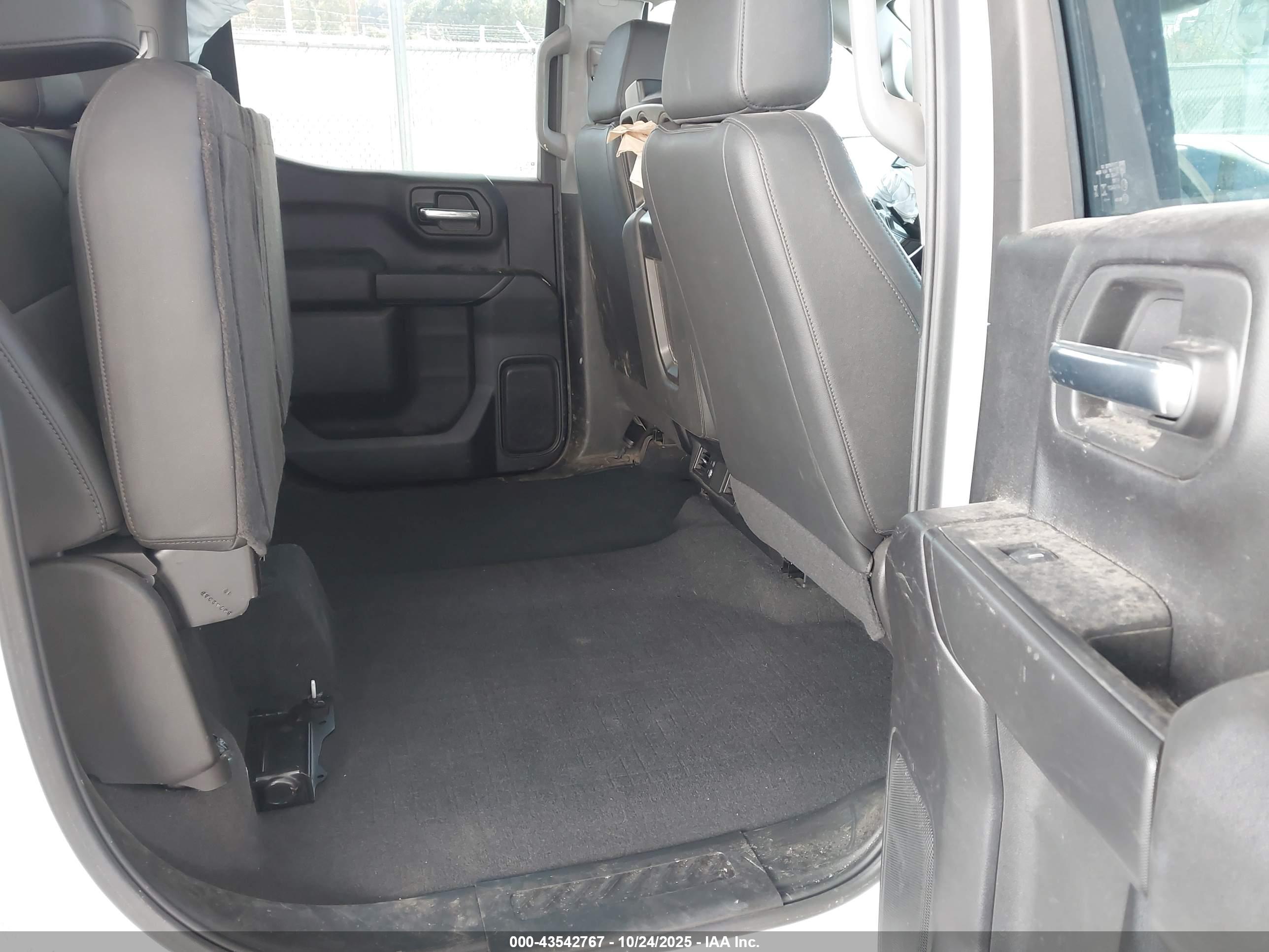 CHEVROLET SILVERADO image 8