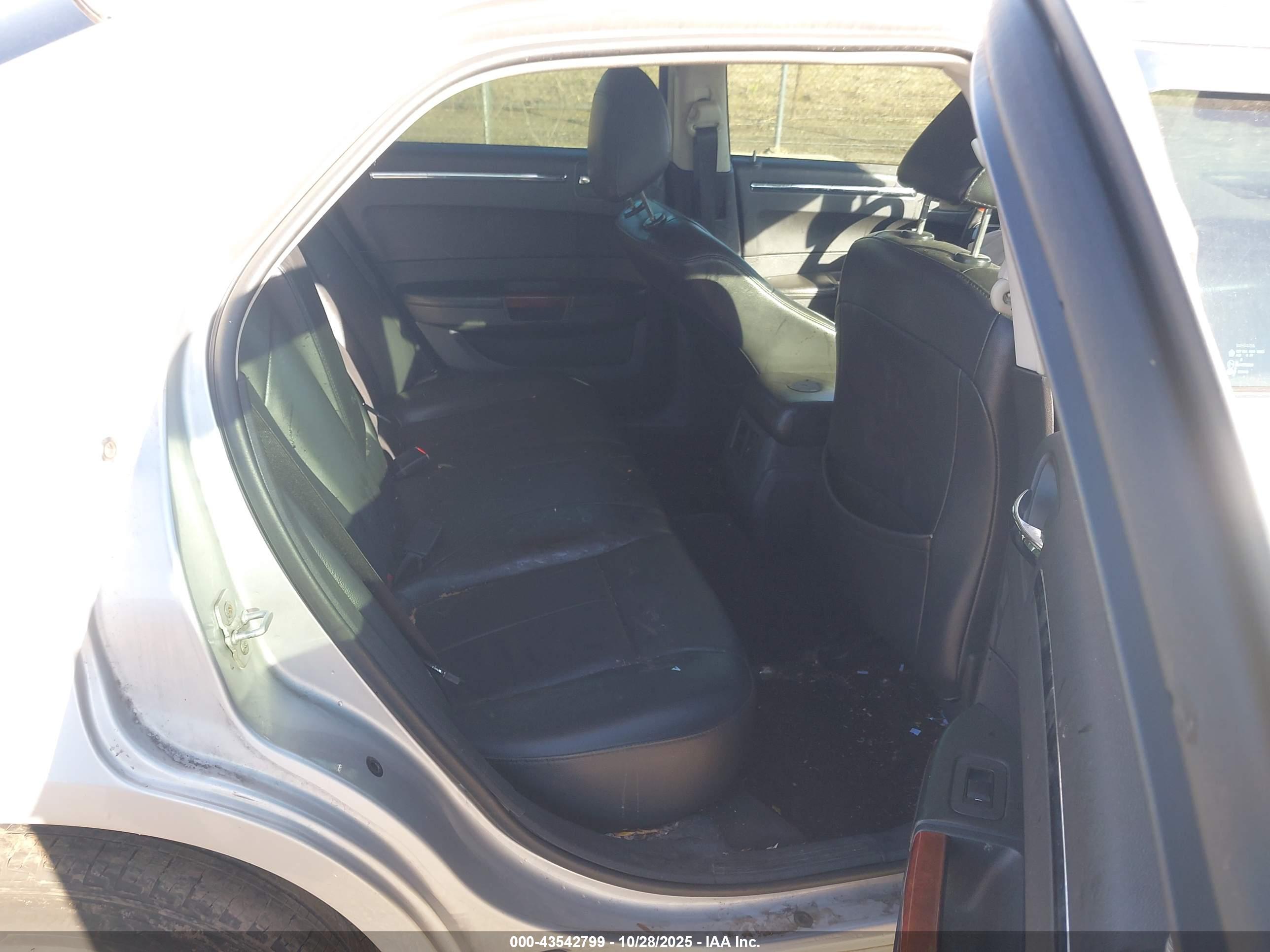 CHRYSLER 300 image 8