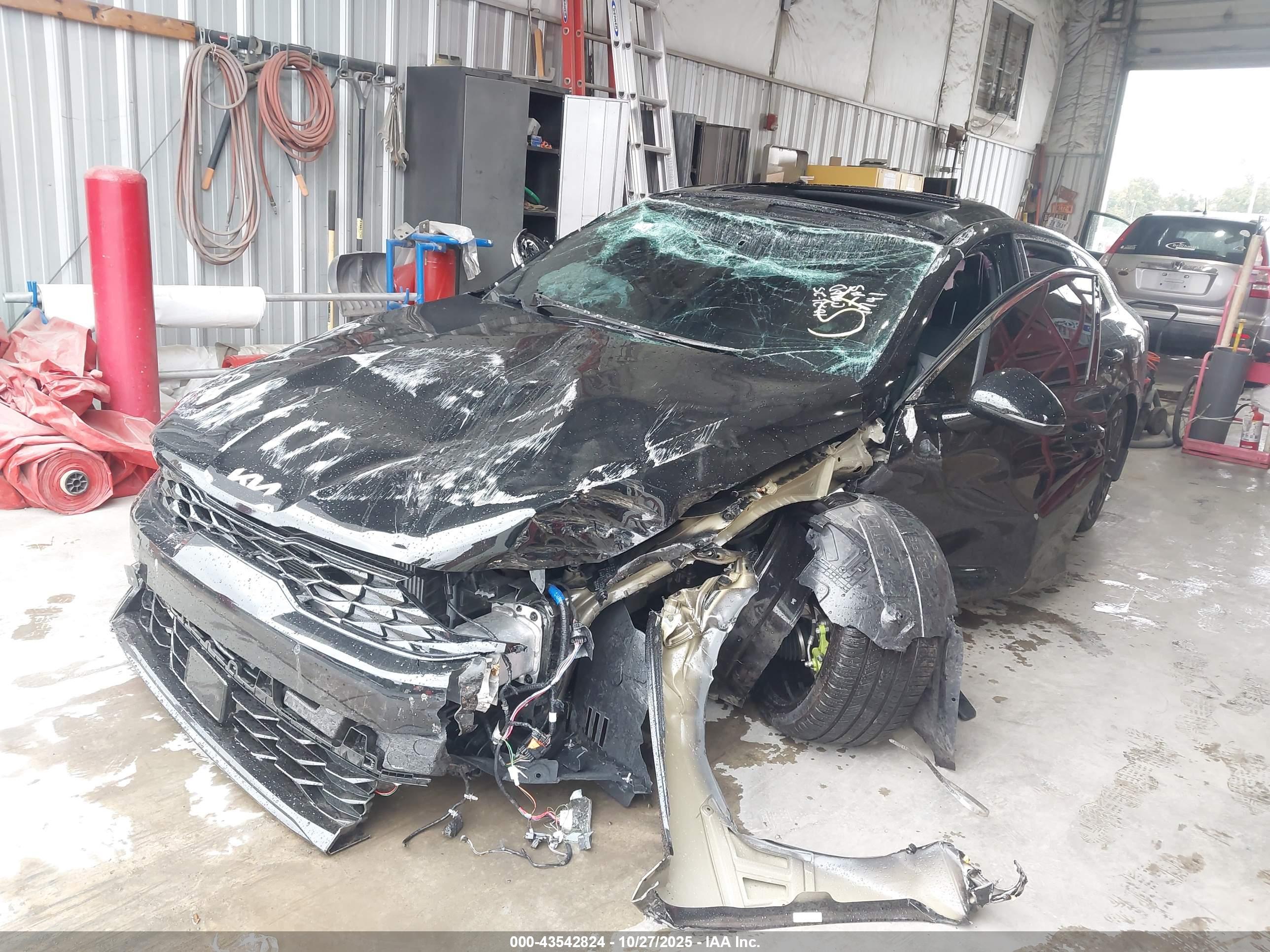 KIA K5 image 2