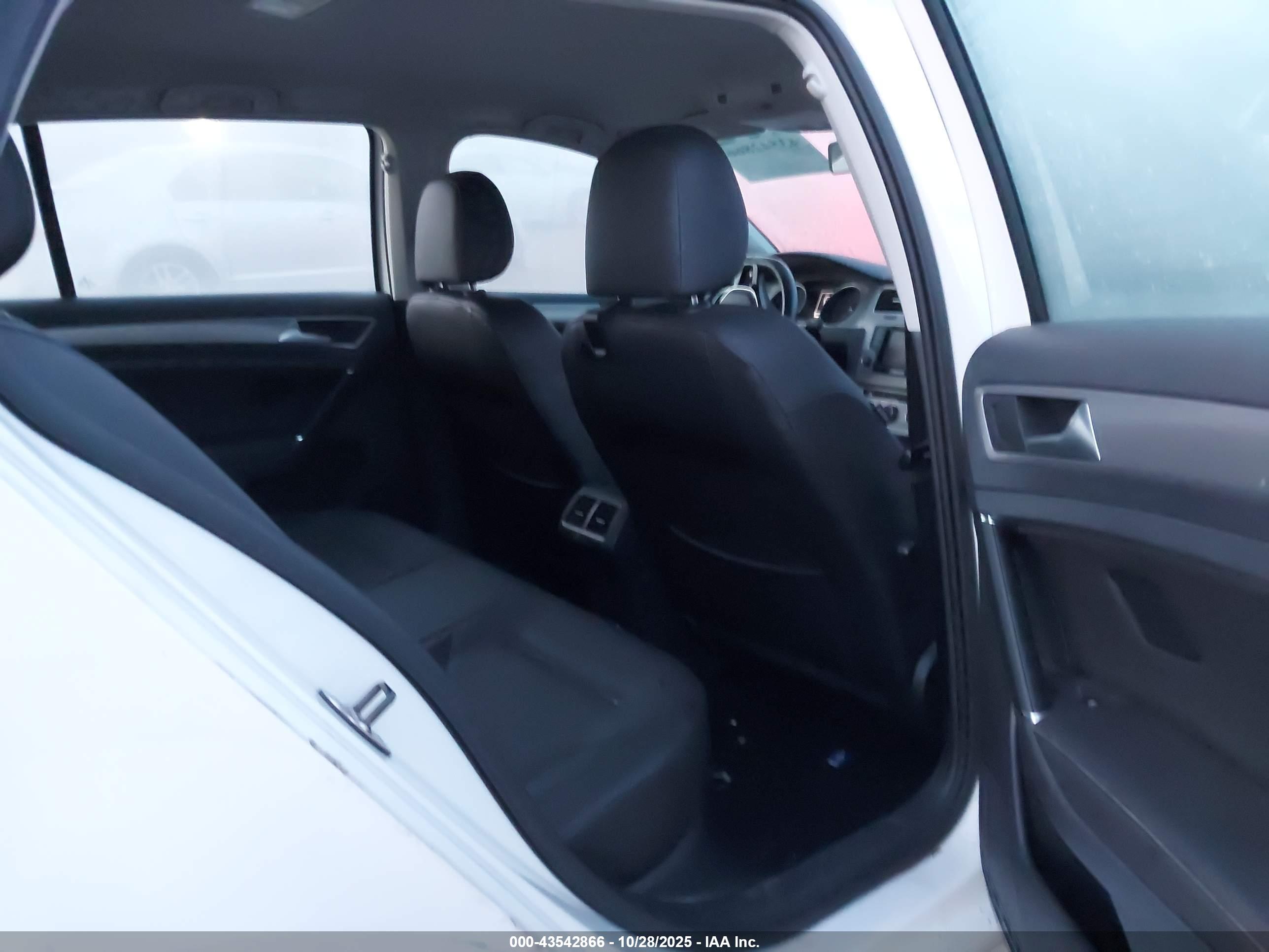 VOLKSWAGEN GOLF image 8
