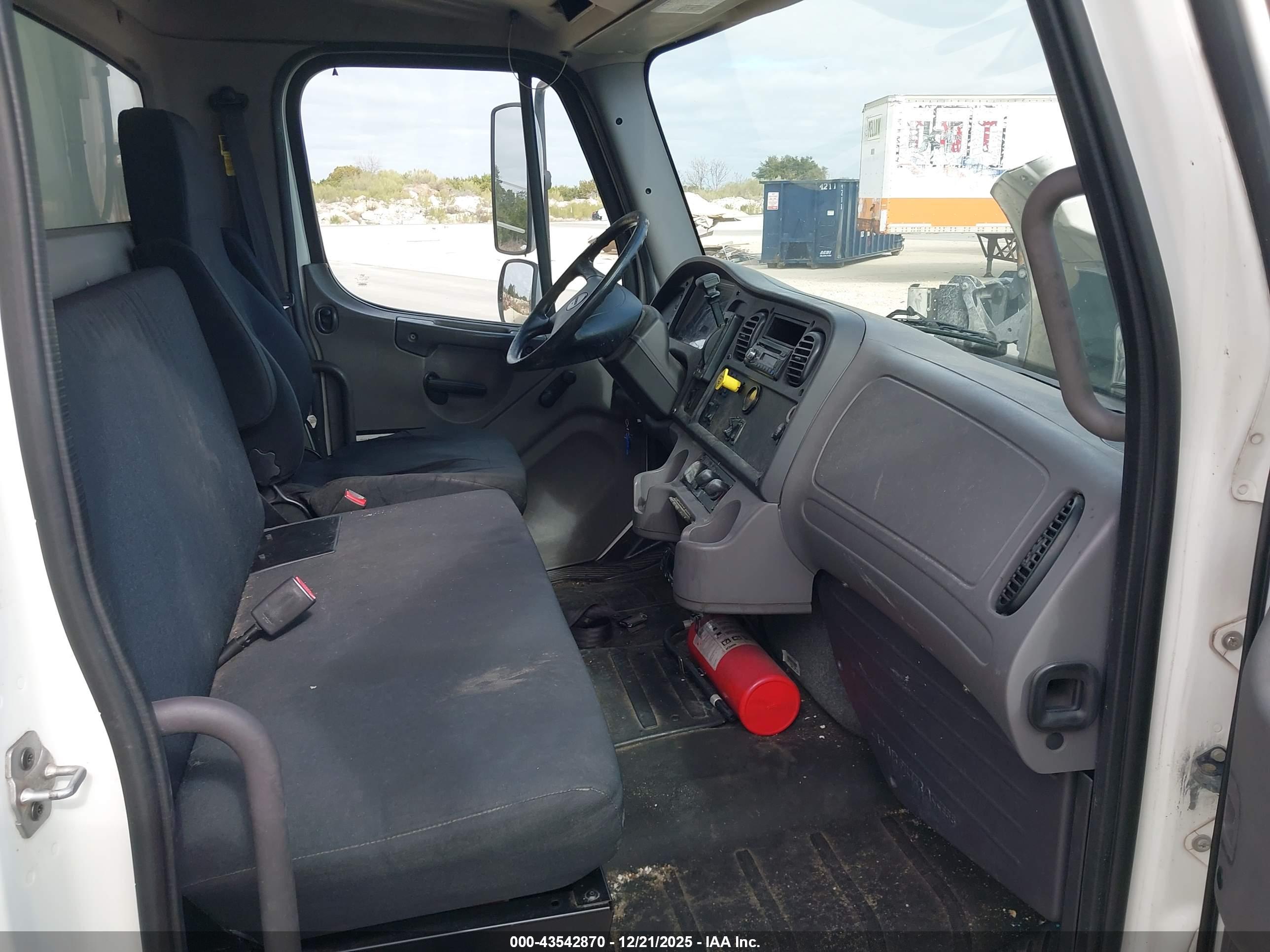 FREIGHTLINER M2 image 7