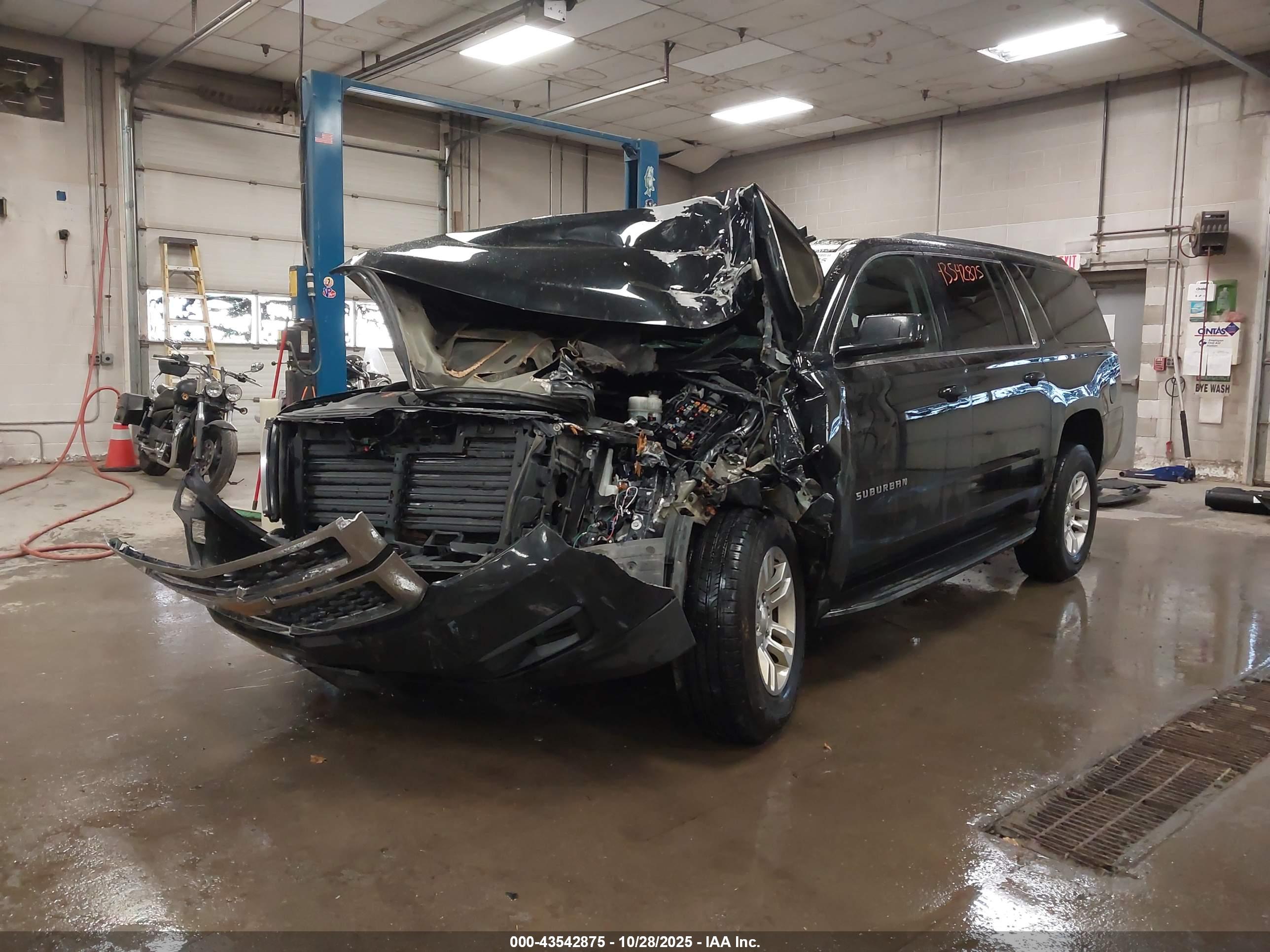 CHEVROLET SUBURBAN image 2