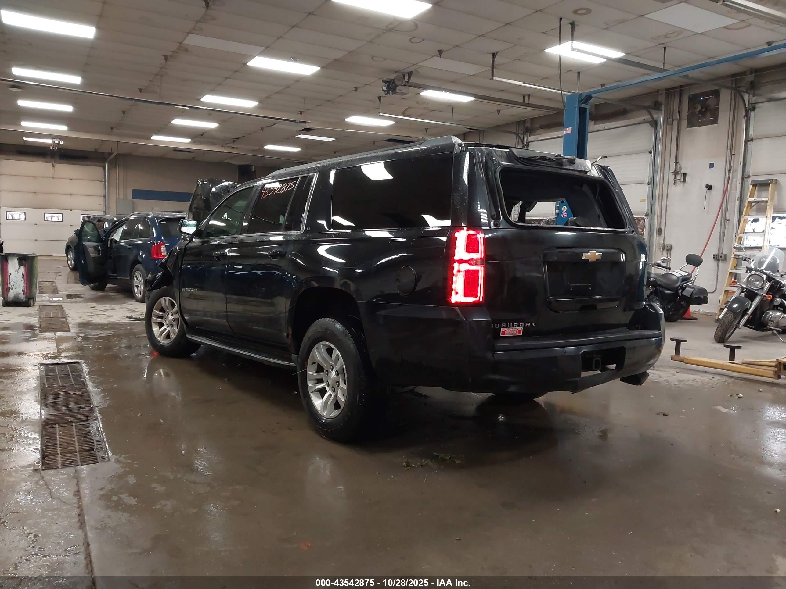 CHEVROLET SUBURBAN image 3