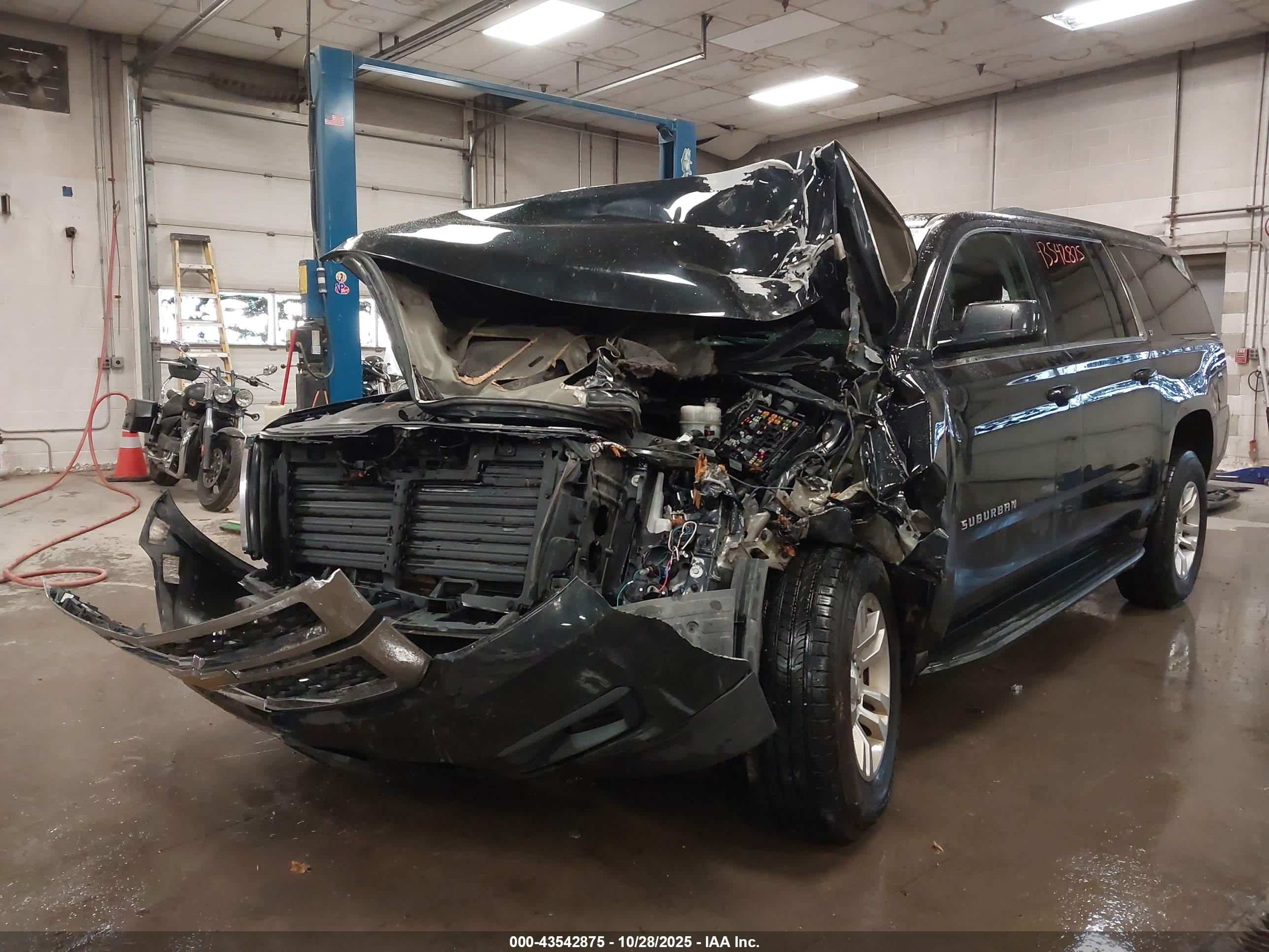 CHEVROLET SUBURBAN image 6