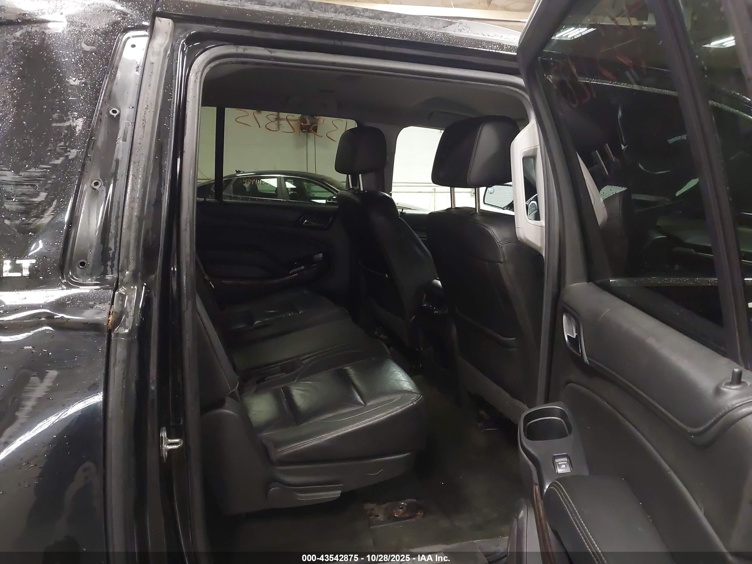 CHEVROLET SUBURBAN image 8